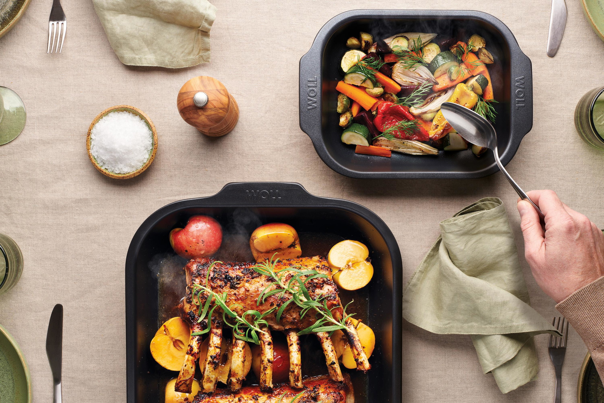 Auf dem Tisch stehen zwei Roast it! Bratreine, einmal mit angeröstetem Fleisch und Gemüse.