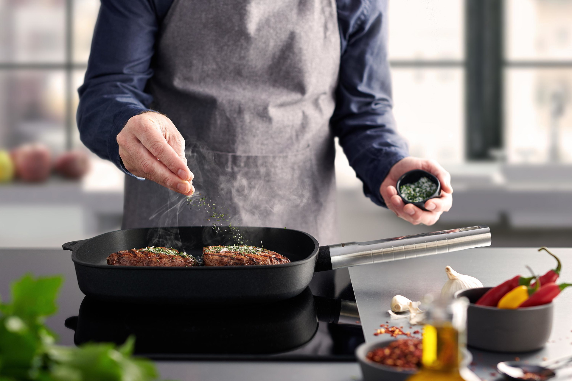 Logic XR Guss-Grillpfanne, viereckig, mit Rillen In einer runden Logic XR Pfanne wird Fleisch angebraten und mit Salz verfeinert.