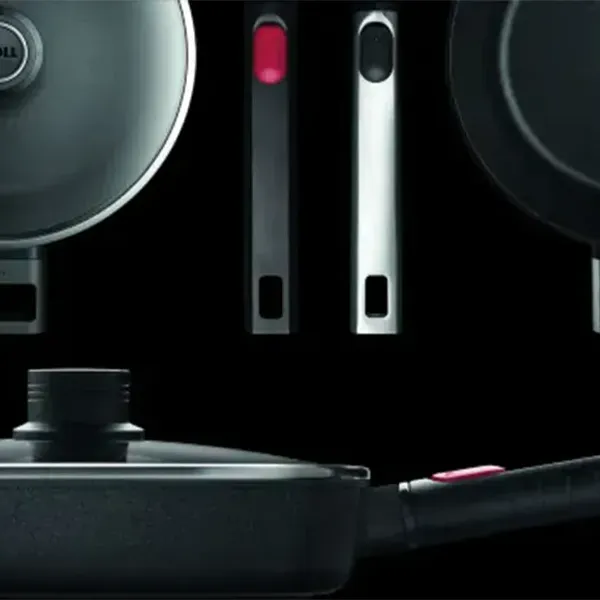 In der oberen linken Ecke ist ein Topf mit Glasdeckel aus der Serie „Logic” zu sehen. Daneben sind zwei verschiedene Stiele zu sehen. In der oberen rechten Ecke ist eine runde Pfanne ohne Deckel zu sehen. Darunter ist eine Pfanne mit abnehmbarem Stiel zu