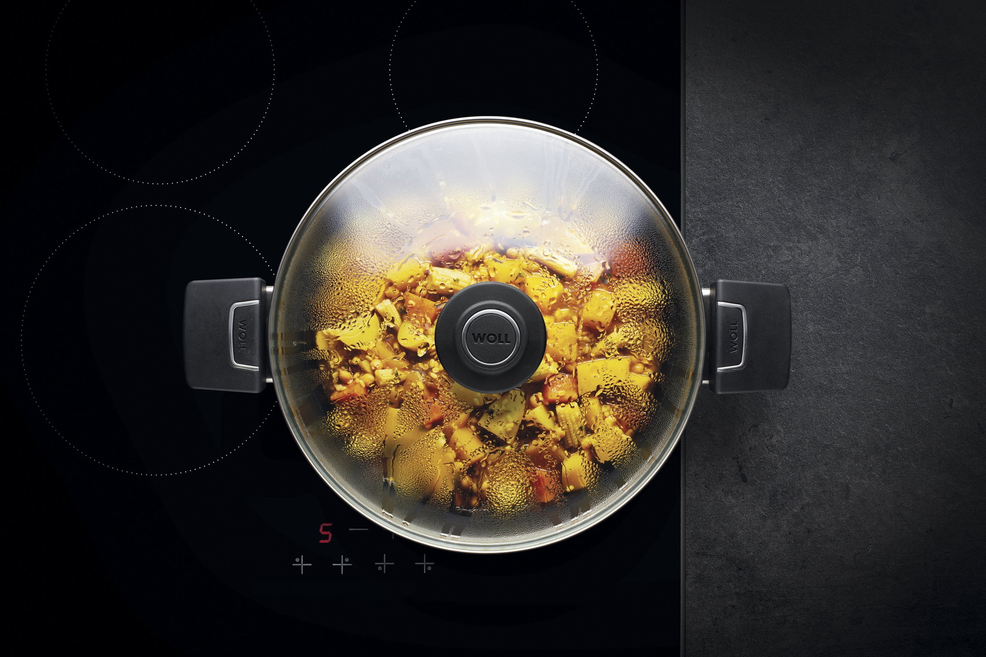 In einem runden Diamond LiteTopf wird ein Gericht zubereitet. Am Glasdeckel hat sich Kondenswasser gebildet.