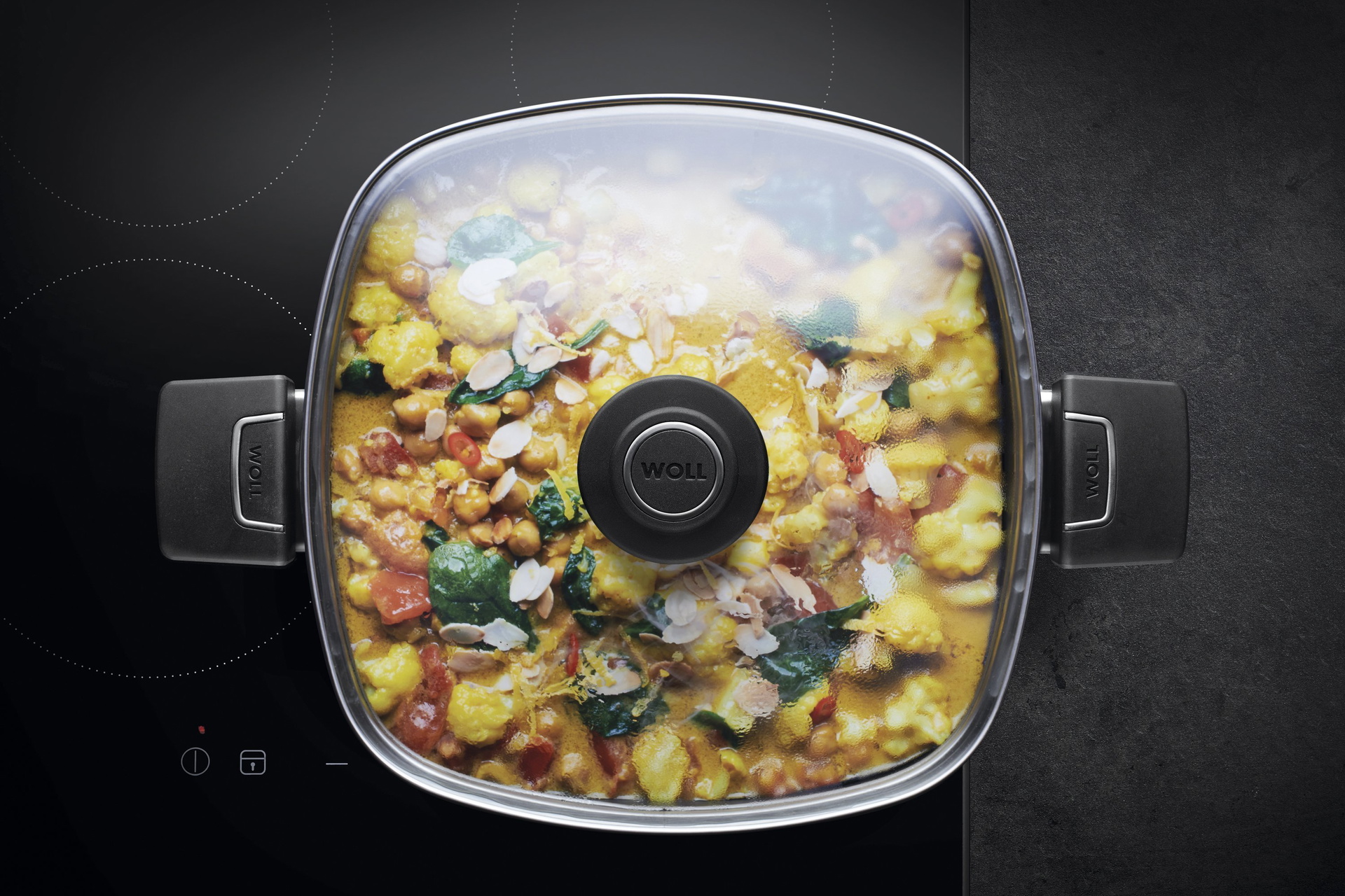 Auf dem Herd steht eine viereckige Diamond Lite Kasserolle, in der sich ein dampfendes Gericht befindet. Am Glasdeckel hat sich Kondenswasser gebildet.