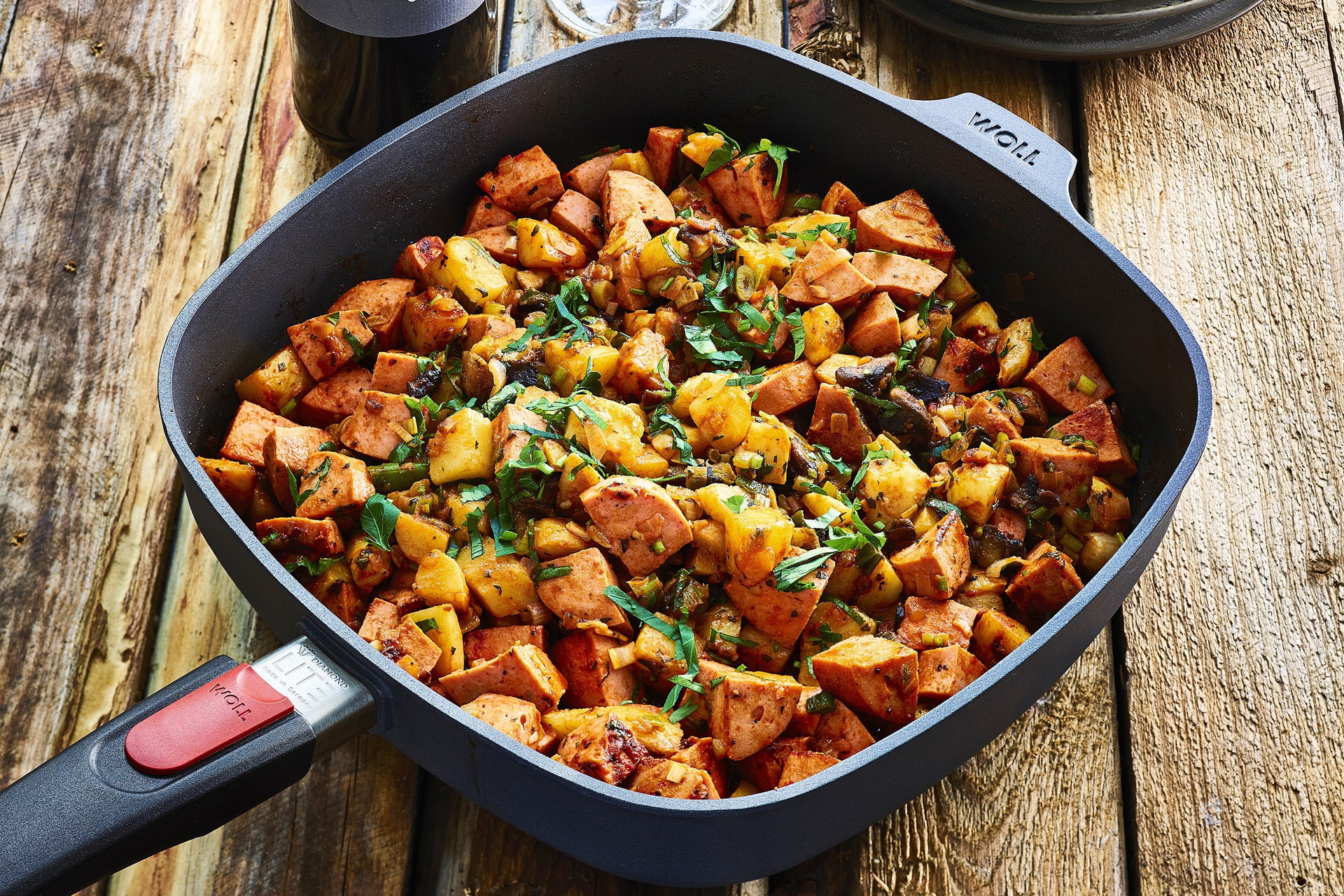 In einer heißen, viereckigen Diamond-Lite-Pfanne mit abnehmbarem Stiel befindet sich frisch zubereitetes Lyoner-Gulasch.