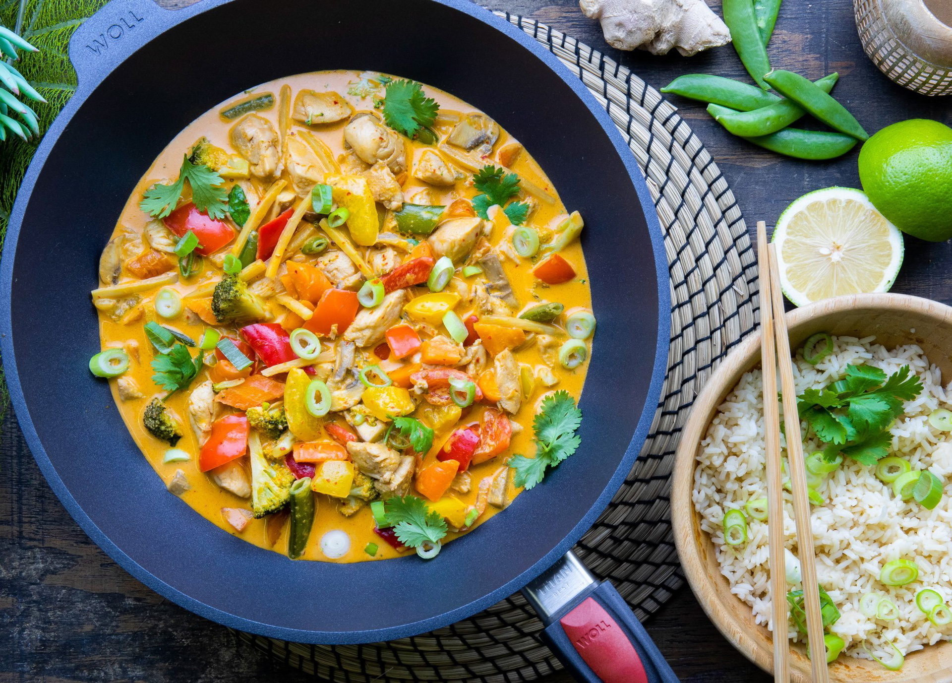 In einer runden, heißen Wok und Rührpfanne mit abnehmbarem Stiel aus der Serie Titan Best befindet sich frisch zubereitetes rotes Thai Curry.