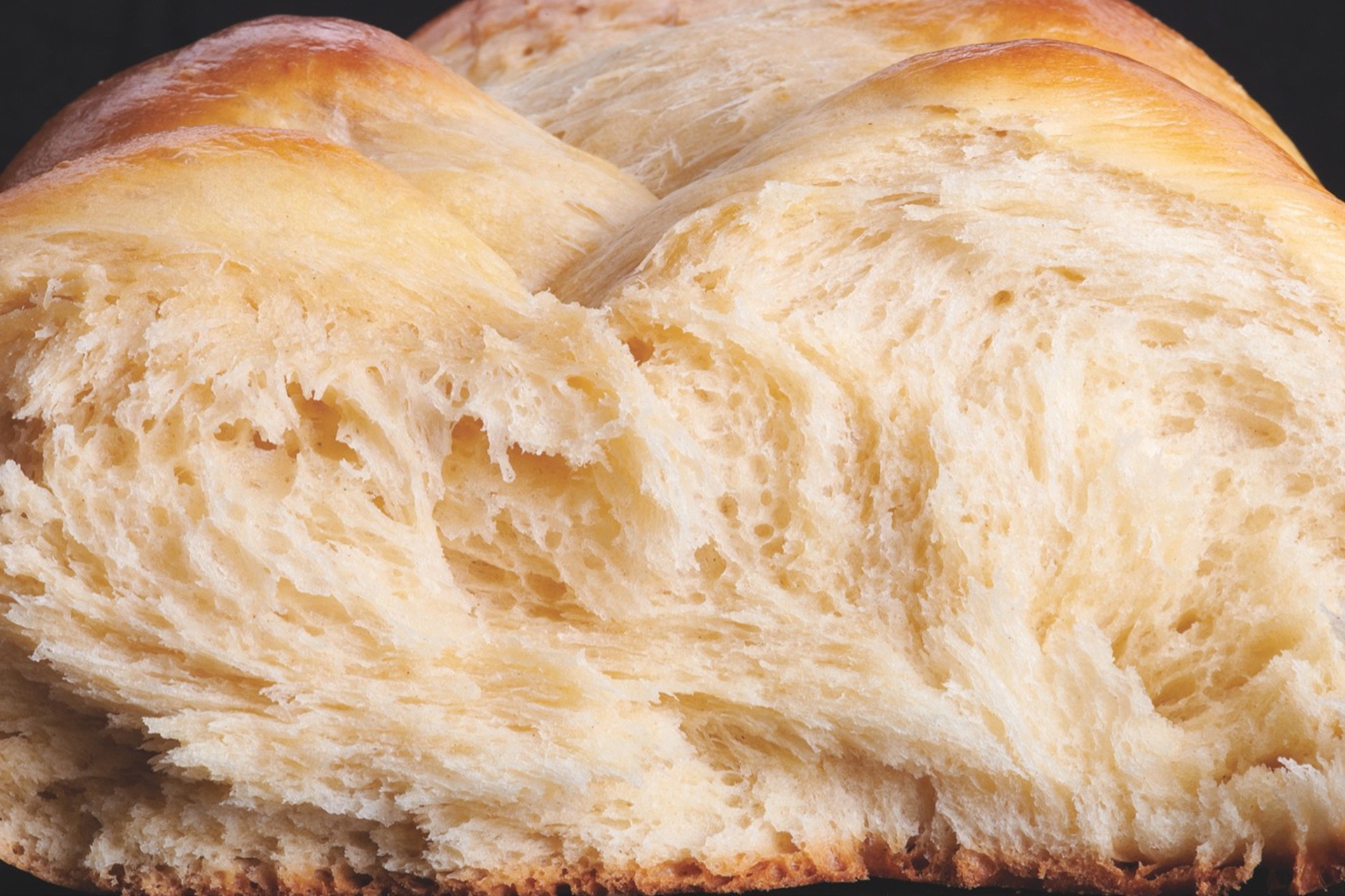 Im Querschnitt sieht man ein Brioche Zopf.