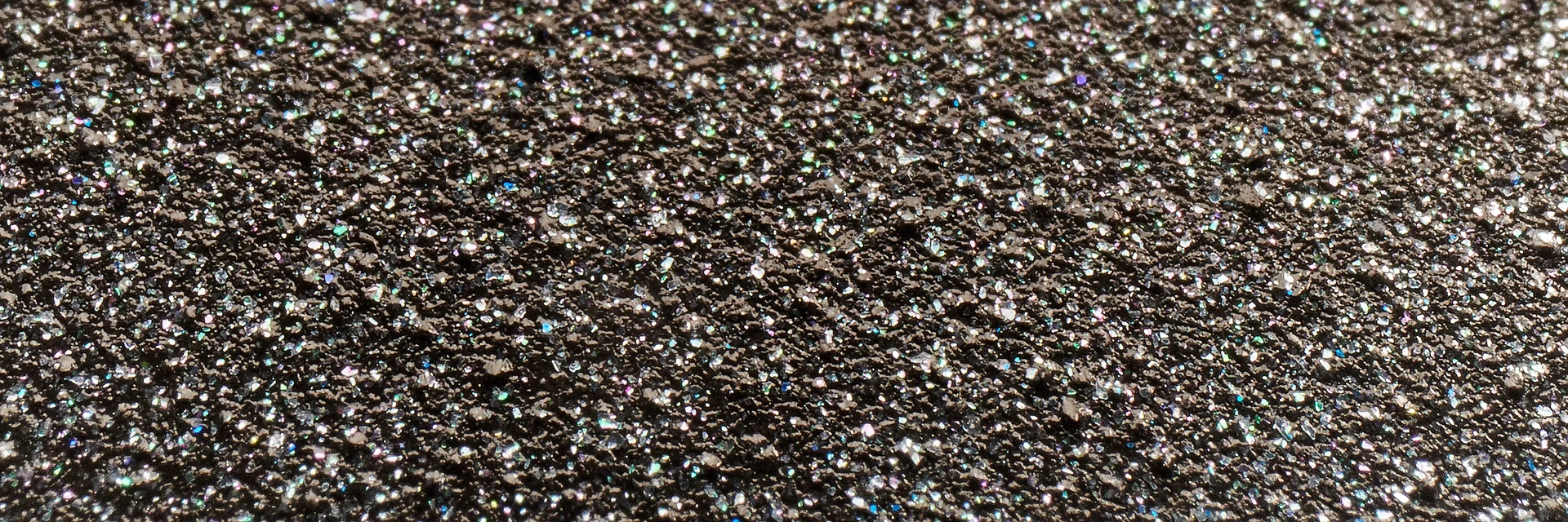 Eine Makroaufnahme einer PFAS-freien Beschichtung, die sich durch ihre außergewöhnliche Härte und Rauheit auszeichnet. Die einzigartigen Röstaromen entstehen aufgrund der ultrarauen Oberfläche.