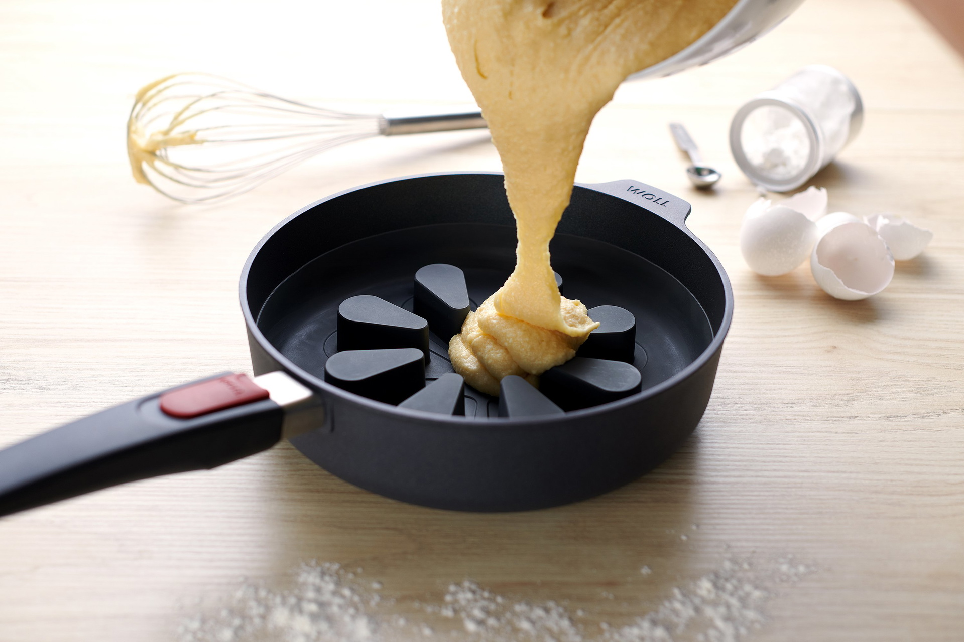 SC24_example_3000x2000_RGB In eine runde Diamond Lite Hochrandpfanne mit Bake it Silikon-Backeinsatz wird heller Teig gefüllt.