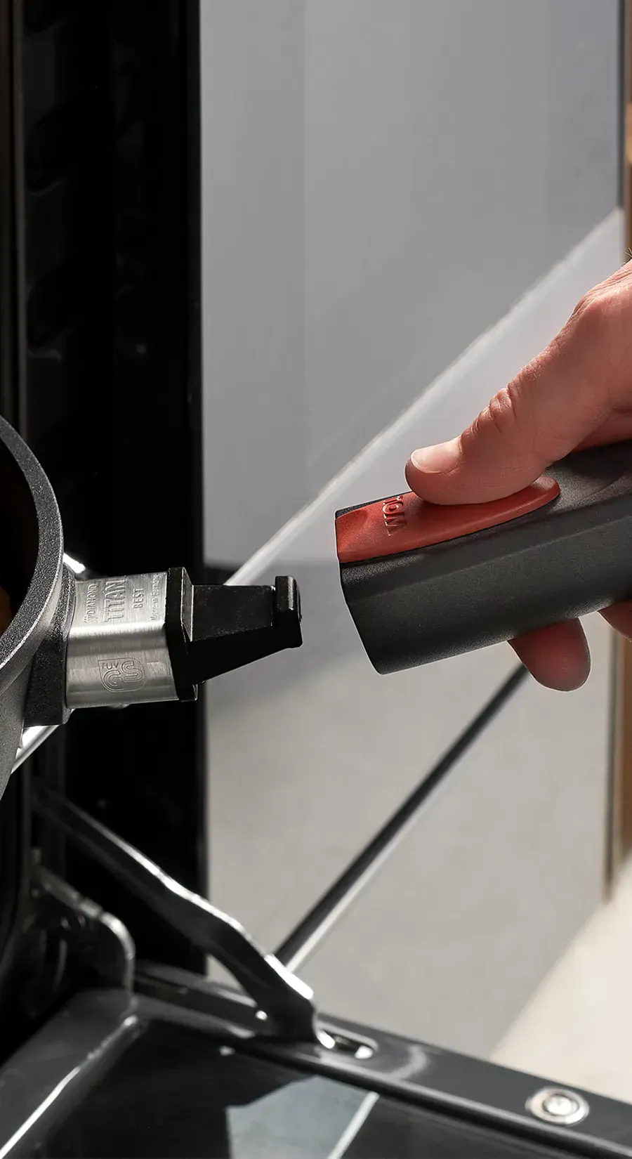 Der Pfannenstiel der Serie Titan Best wird wieder eingerastet, um die Pfanne aus dem Ofen zu nehmen.