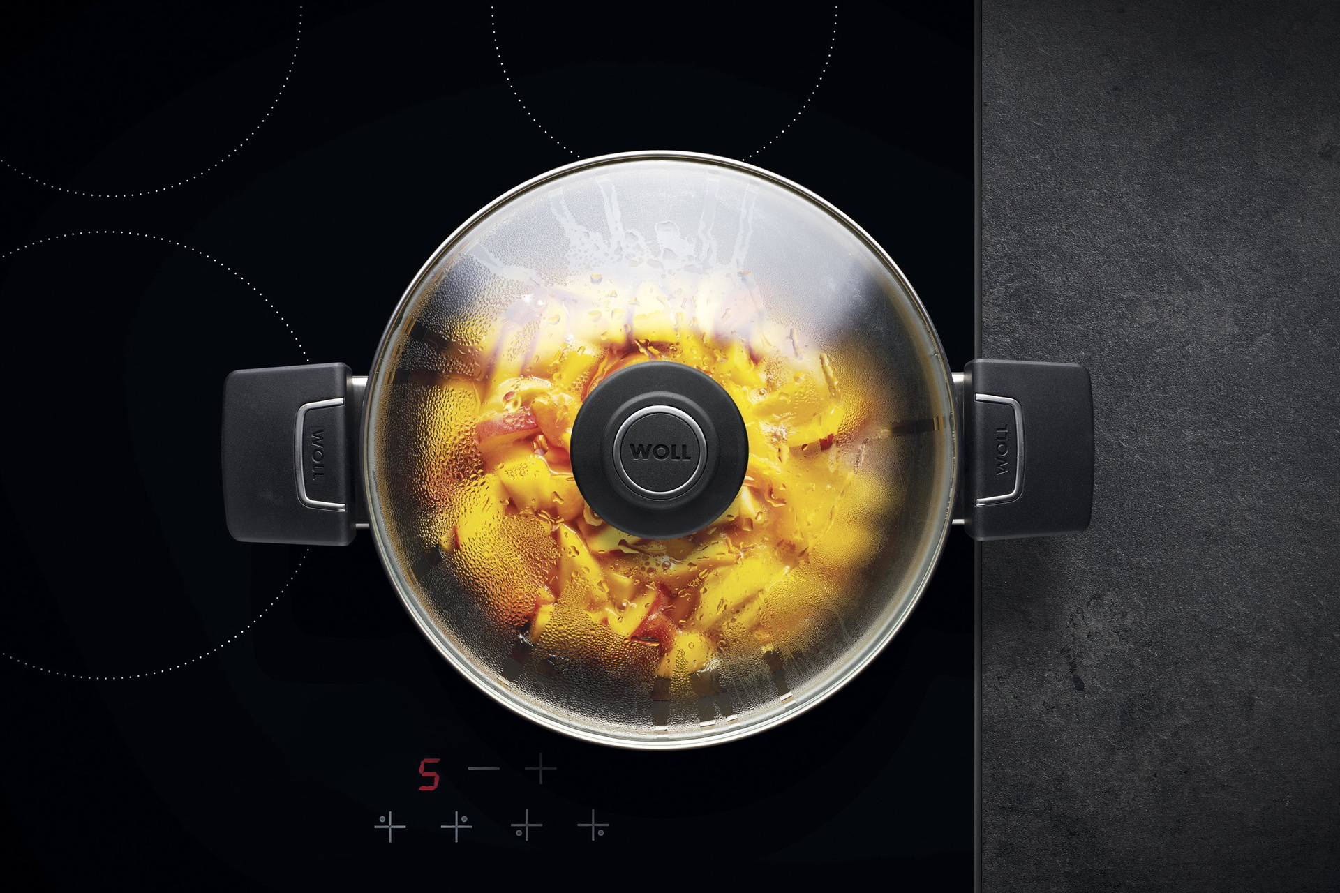 In einem runden Diamond LiteTopf wird ein Gericht zubereitet. Am Glasdeckel hat sich Kondenswasser gebildet.