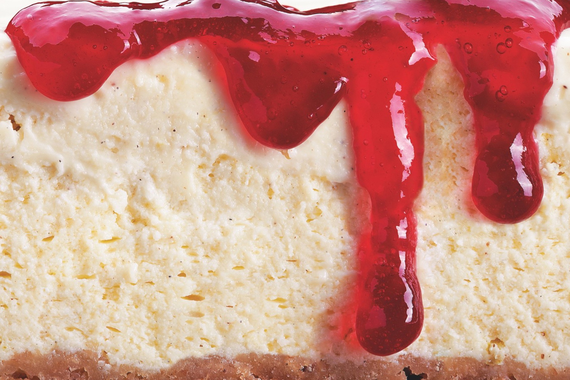 Im Querschnitt sieht man einen Käsekuchen mit Topping.