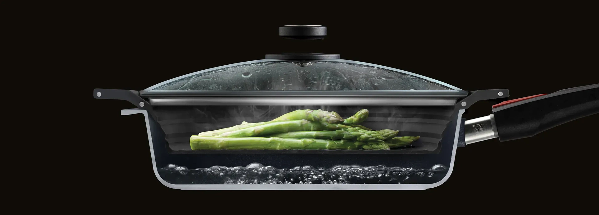 Um den Dampfgarprozess mit grünem Spargel und dem multifunktionalen Silikoneinsatz der Serie Steam it zu veranschaulichen, wurde der Topf in der Mitte durchgeschnitten.