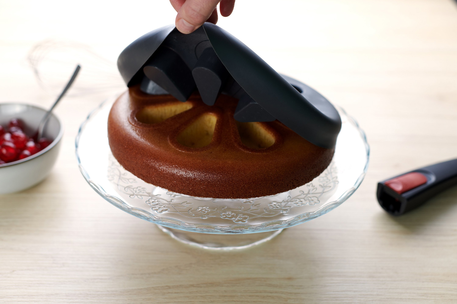 SC24_cake_3000x2000_RGB Auf einer Glasplatte steht ein frisch gebackener Kuchen, der aus dem runden Bake it Silikon-Backeinsatz genommen wurde.