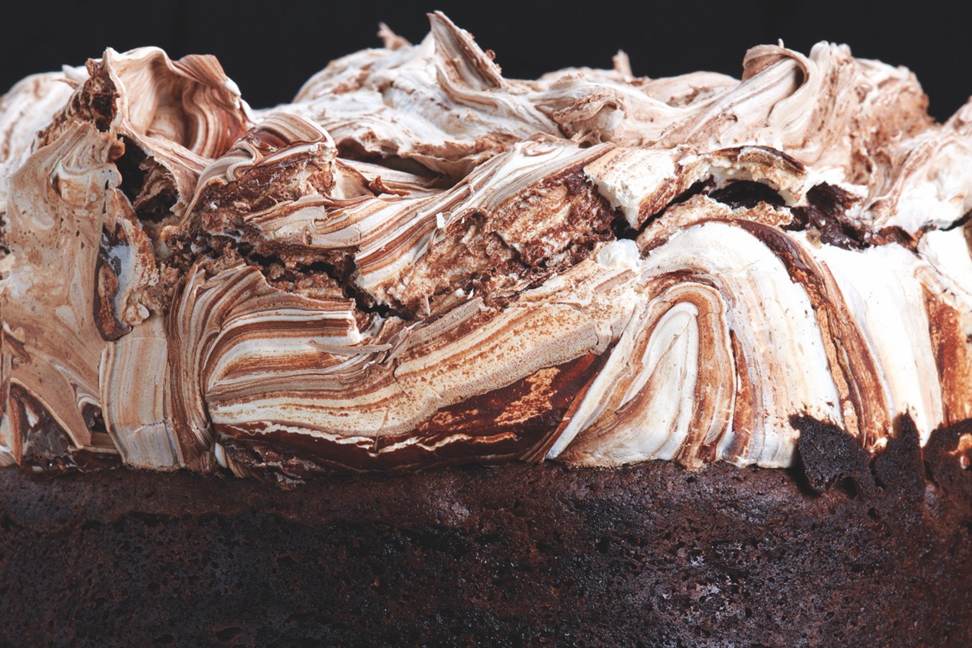 Im Querschnitt sieht man einen Schokoladenbaiser-Kuchen.