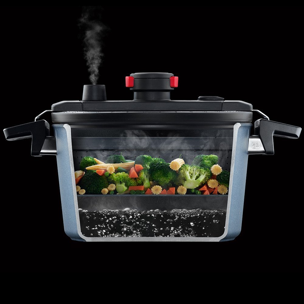 124DAL_cut_pot_silicone_insert_1000x1000_RGB Der aufgeschnittene Mantel des runden Diamond Active Lite Niederdrucktopfs verdeutlicht die Vorteile beim Dämpfen von Gemüse im Siebeinsatz. Der vollflächige Induktionsboden ermöglicht ein schnelles und gleichmäßiges Garen. Das Active-Lite-Ventil sorgt fü