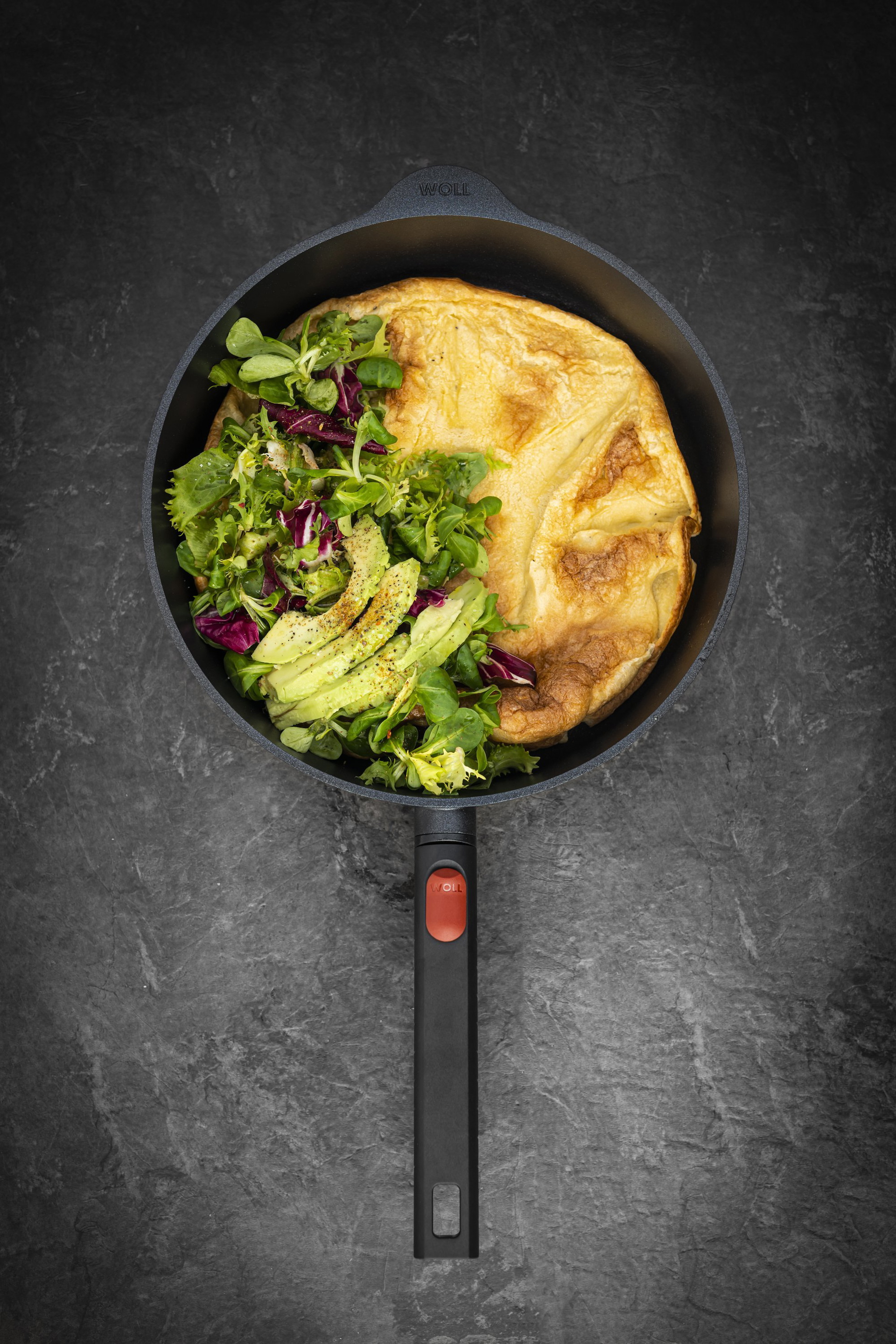 In einer runden Logic XR Pfanne wurde ein Ofenpfannkuchen zubereitet und mit Salat und Avocado angerichtet.
