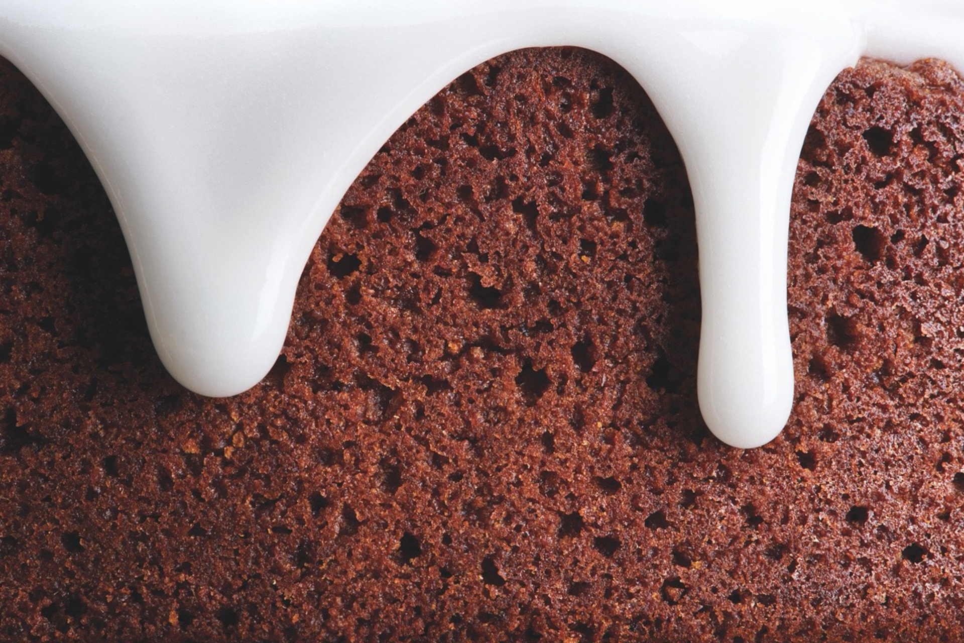 Im Querschnitt sieht man einen Early-Grey-Kuchen mit Glasur.