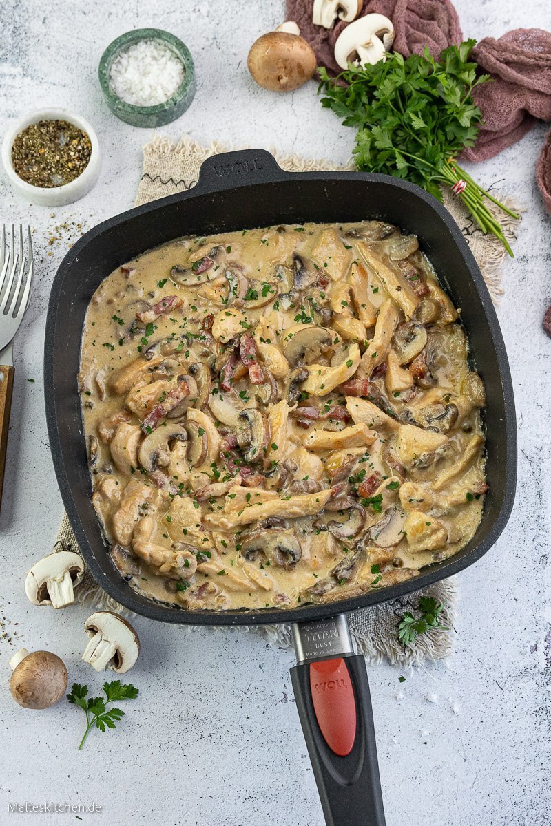 In einer viereckigen Titan Best Pfanne befindet sich ein Hähnchengericht.