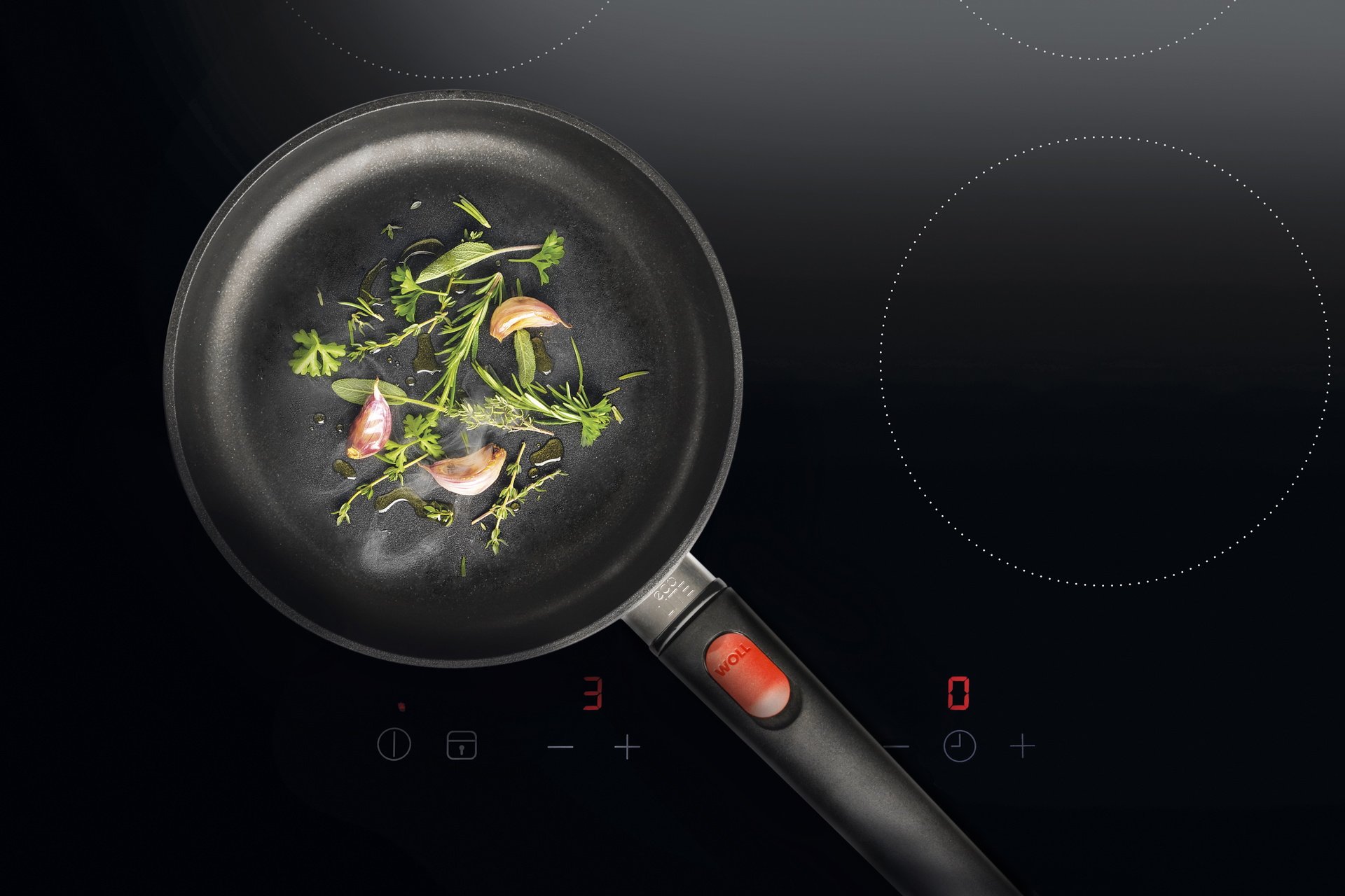 Auf dem Herd steht eine runde Eco-Lite-QXR-Pfanne, in der ein Gericht zubereitet wird.