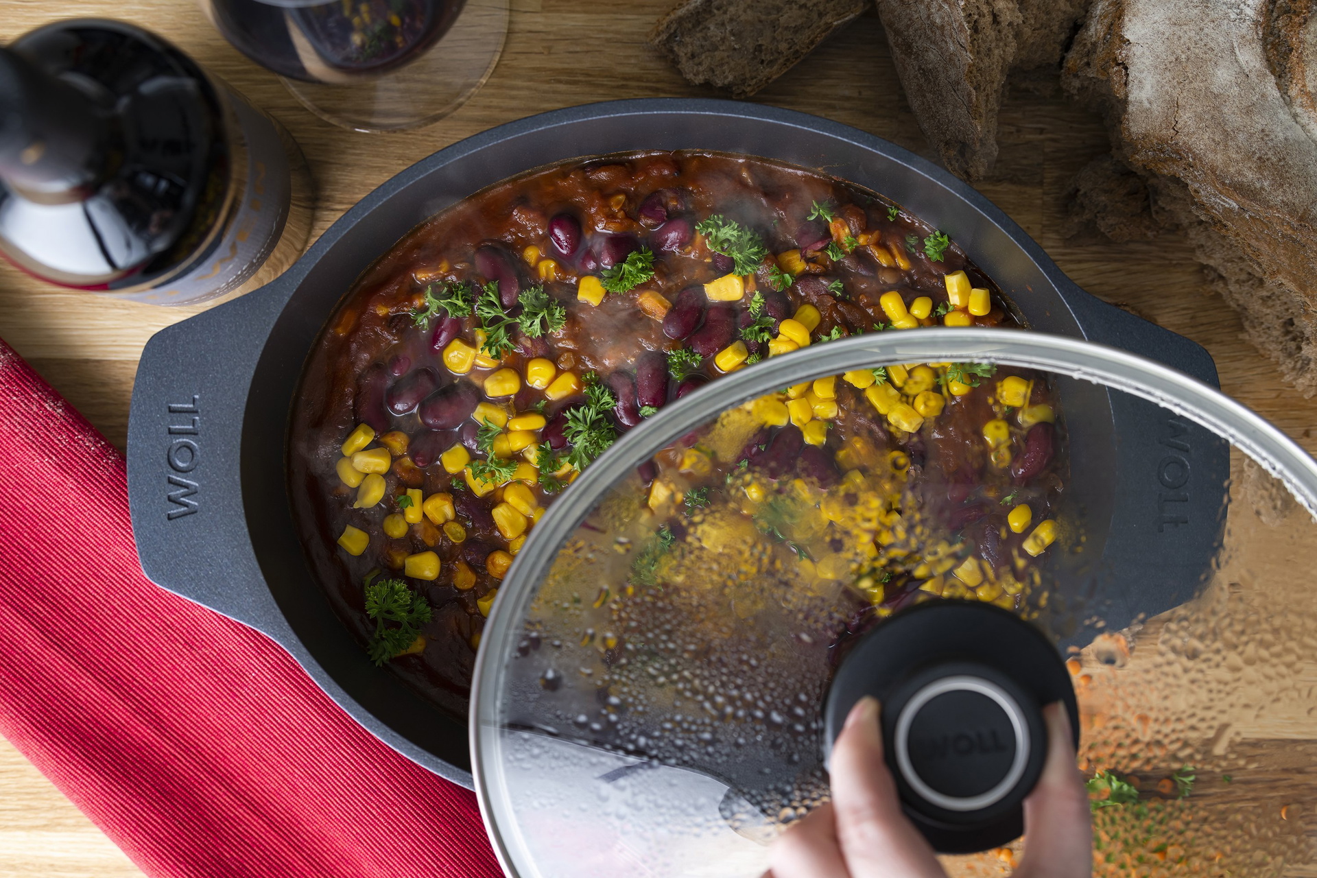 Ein Diamond Lite Gussbräter enthält Chili Sin Carne. Der Glasdeckel wird hochgehoben.