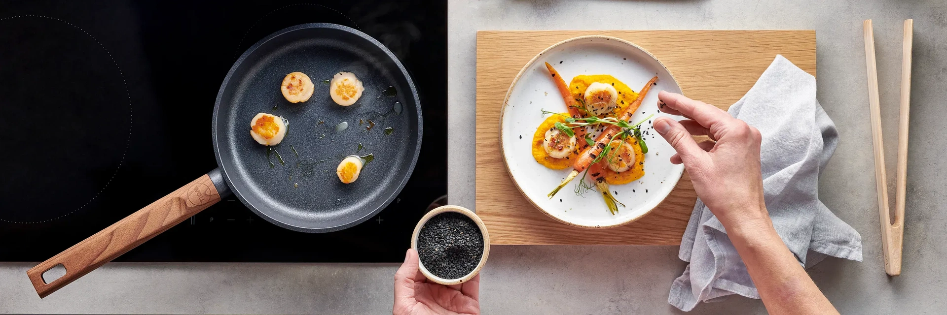 Die Jakobsmuscheln wurden in einer heißen, runden Pfanne der Serie Eco Logic QXR angebraten. Auf einem Teller, der neben dem Herd bereitsteht, werden sie auf einem Bett aus Karottenpüree serviert und mit einer halbierten, angebratenen Karotte garniert.