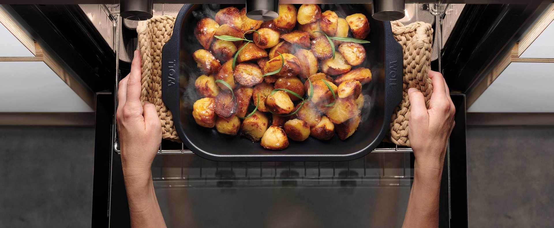 Aus dem Backofen wird eine rechteckige Roast it! Bratreine mit gerösteten Bratkartoffeln genommen. 