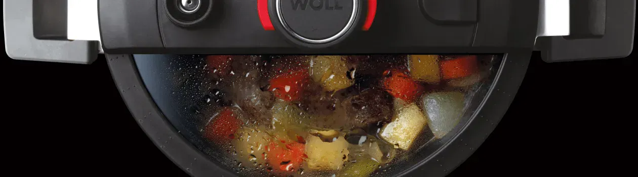 In der Nahaufnahme ist von oben ein runder heißer Diamond Active Lite Niederdrucktopf zu sehen, in dem ein Gericht zubereitet wird. Durch das schonende Kochen bleiben die Vitamine erhalten.