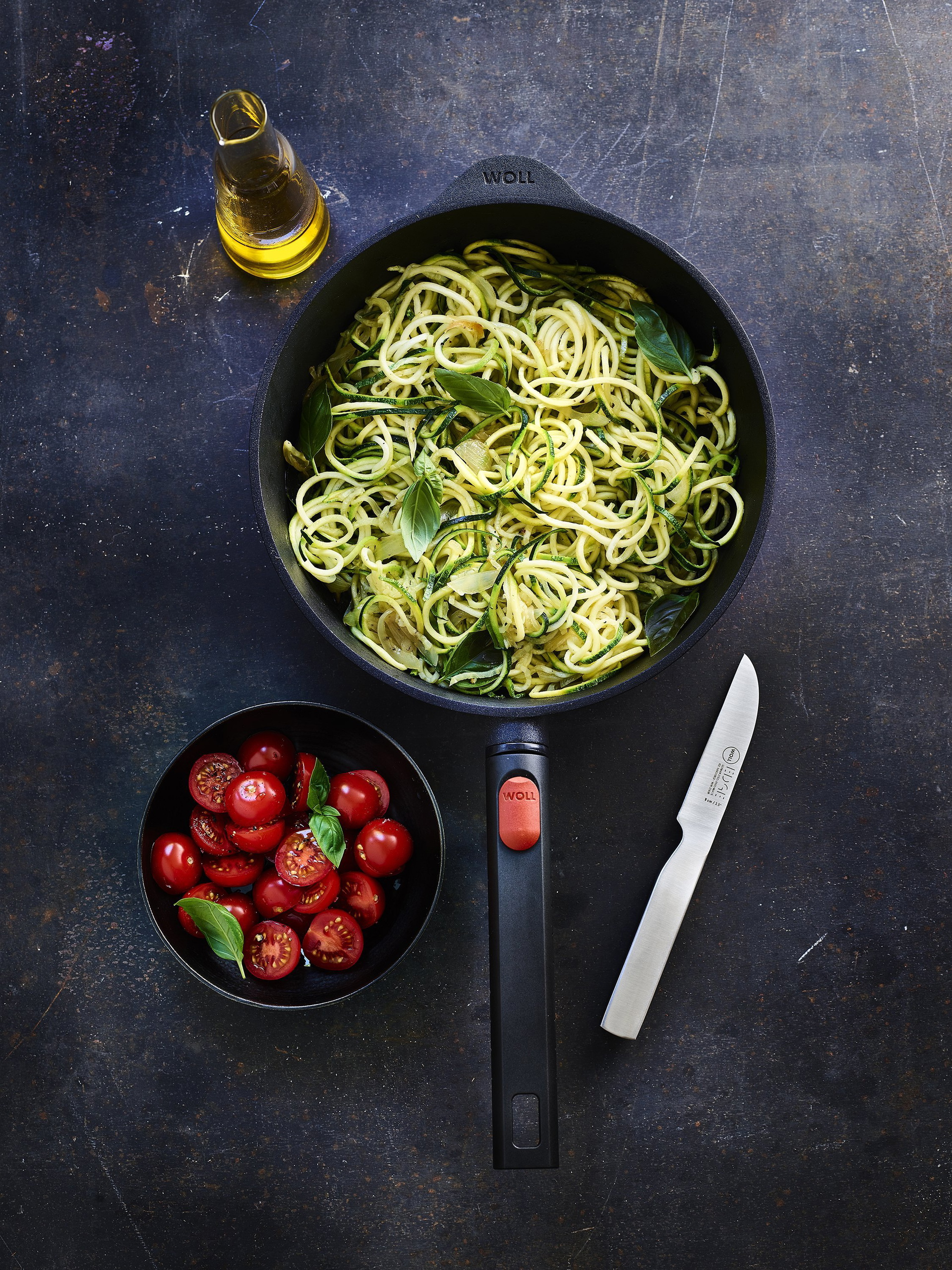 In einer runden Logic XR Pfanne befindet sich Zucchini Nudeln.