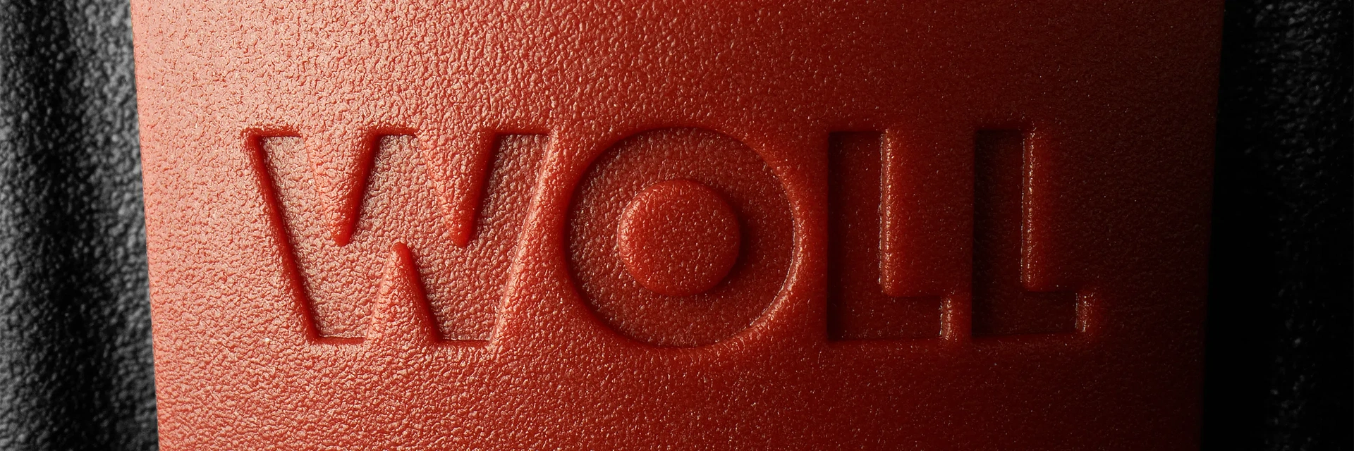 Im Kataloge Header ist eine Nahaufnahme des roten Griffschreibers mit dem sichtbaren Schriftzug „Woll” zu sehen.