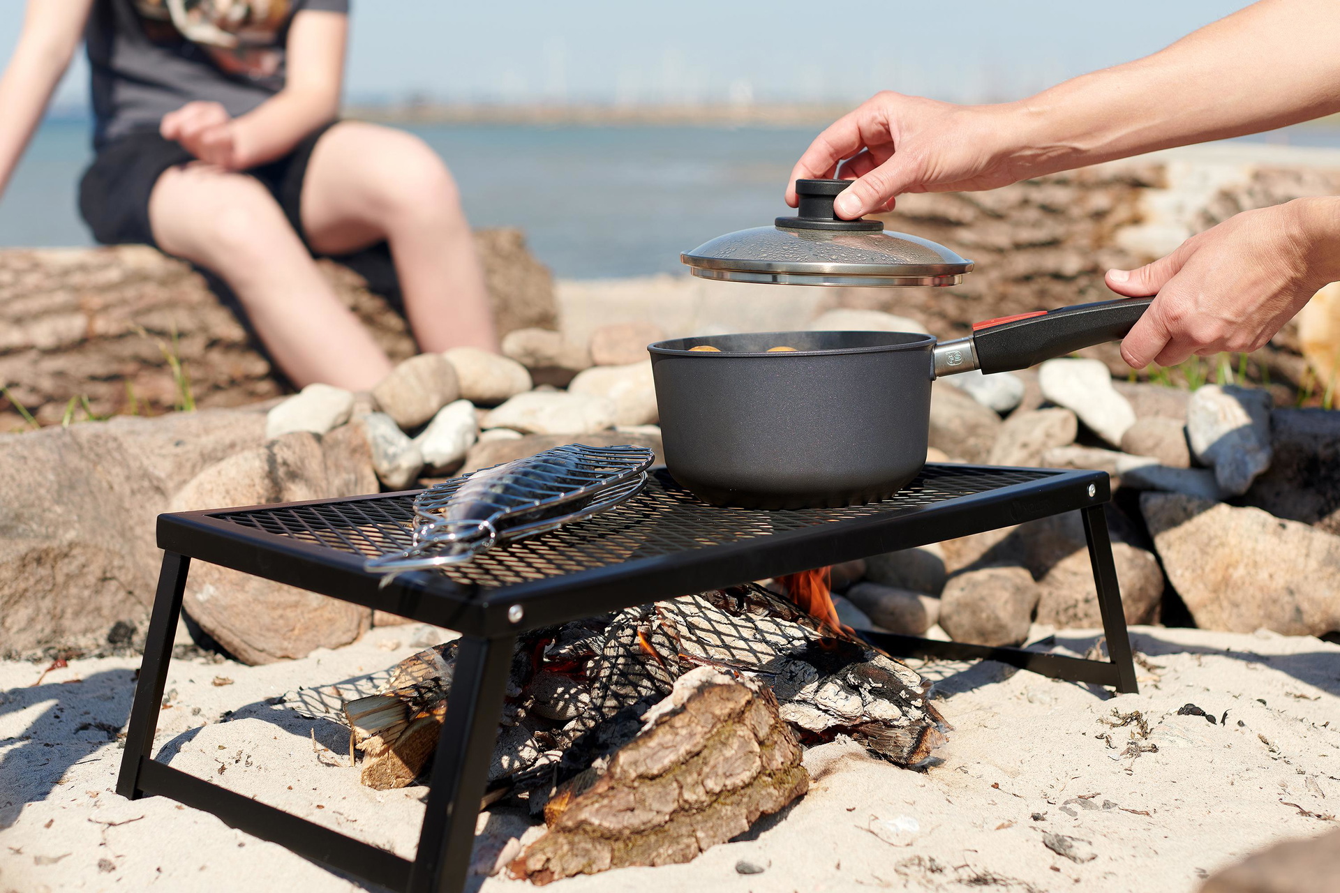 1920DPI_1920DPS_Mood Auf dem Grill steht ein Diamond Lite Topf, in diesem befindet sich ein dampfendes Gericht. Der Glasdeckel wird hochgehoben.