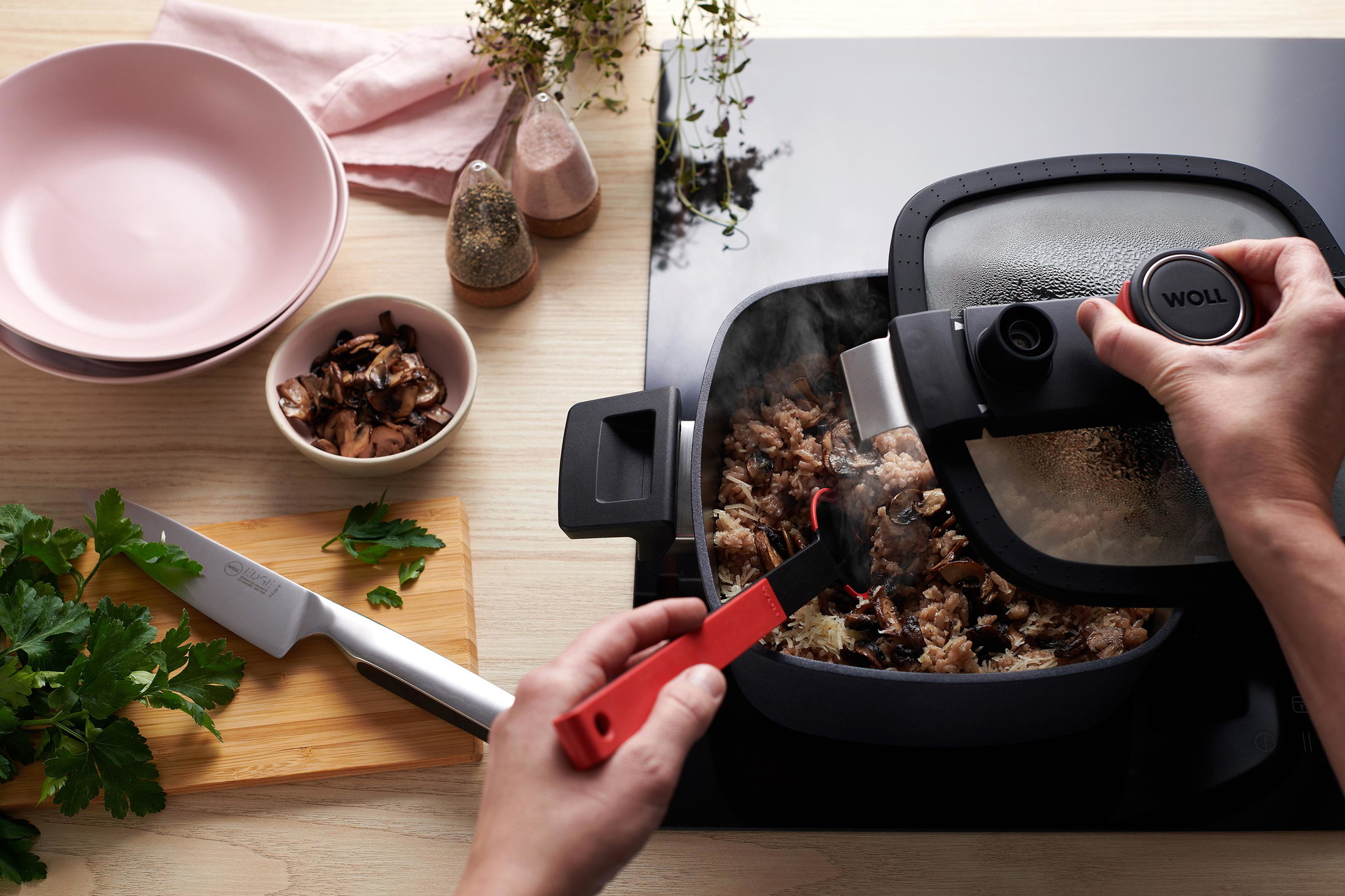 In einem viereckigen Active Lite Niederdrucktopf wird ein Reisgericht zubereitet. Das Edge Kochmesser Compact liegt daneben.
