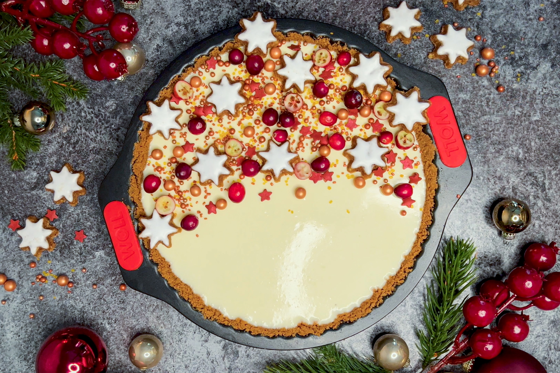 In einer Quiche- und Tarteform mit Hebeboden aus der Serie Let's Bake! befindet sich eine frische Panna-Cotta-Tarte mit Spekulatiusboden.