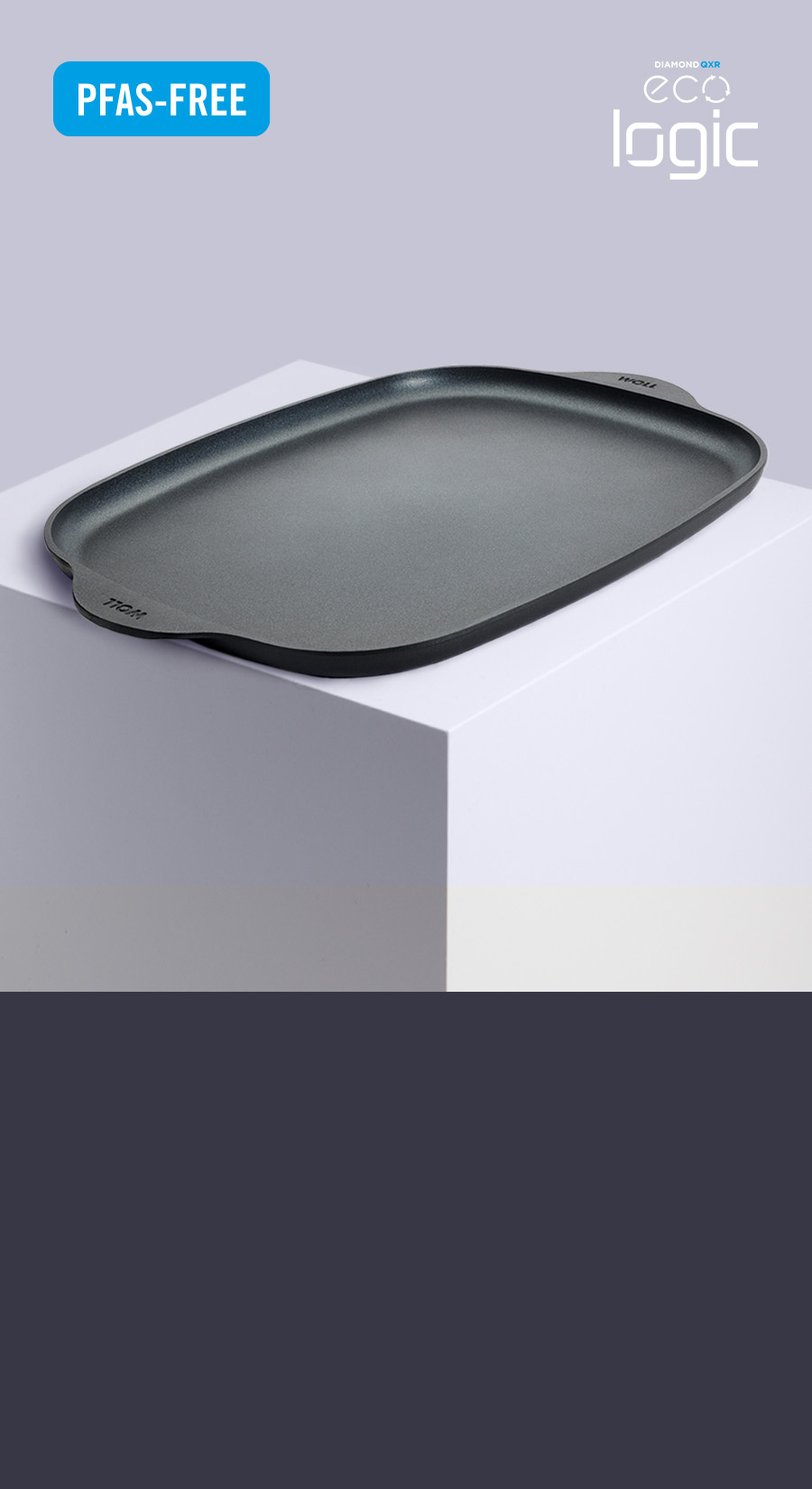 Die Eco Logic QXR-Grillplatte steht auf einem weißen Podest. In der oberen linken Ecke befindet sich der Hinweis PFAS-FREE, in der oberen rechten Ecke das Eco-Logic-QXR-Logo.