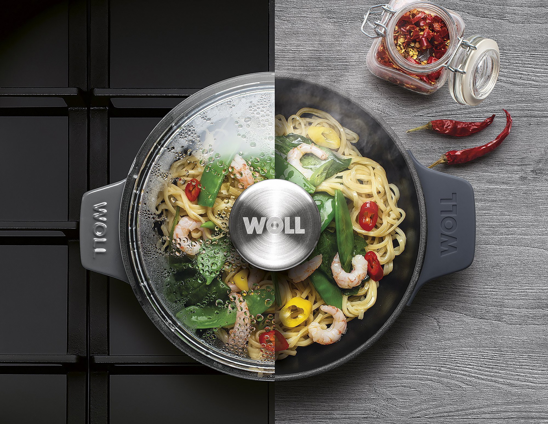 Die runde, graue Iron Servierpfanne mit Deckel steht auf dem Herd und kann anschließend mit dem fertigen Nudelgericht auf den Tisch gestellt werden.