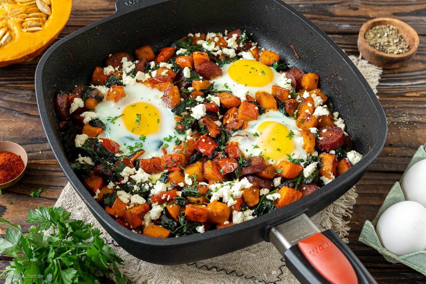 In einer viereckigen Titan Best Pfanne befindet ein Spiegeleier-Kartoffel Gericht.