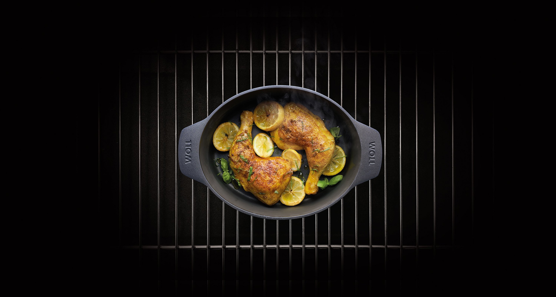 Diamond-Lite_2722_Mood Auf einem Rost steht ein Diamond Lite Bräter mit Maishähnchenkeulen.