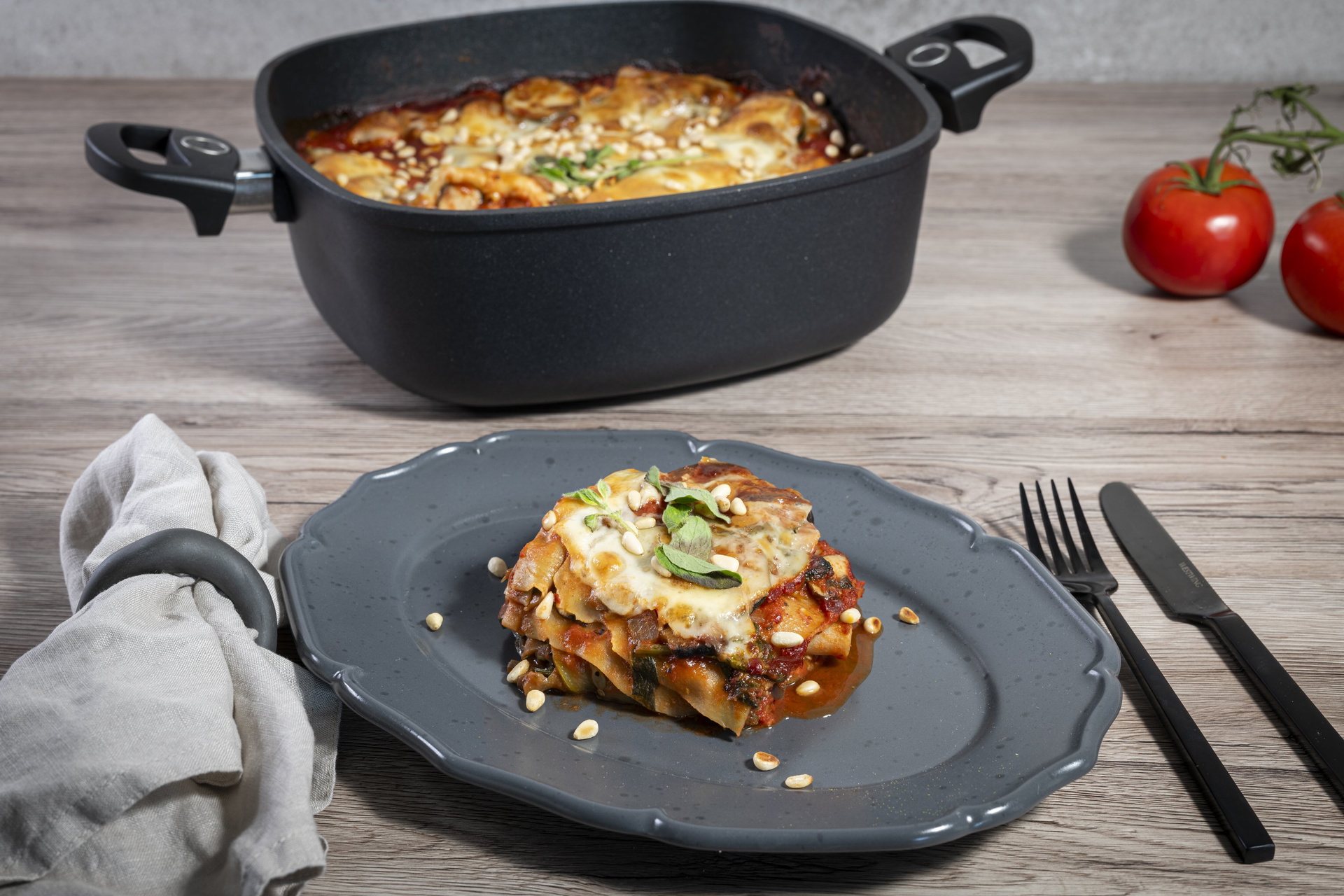 In einer viereckigen Kasserolle der Serie Titan Best wurde Gemüselasagne zubereitet und auf einem Teller angerichtet.