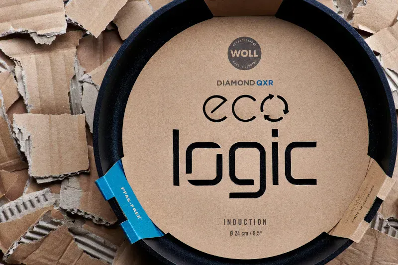 Die Verpackungsschale der Eco Logic QXR Pfanne besteht zu 100 % aus recyceltem Karton und wurde mit umweltfreundlicher Tinte bedruckt.
