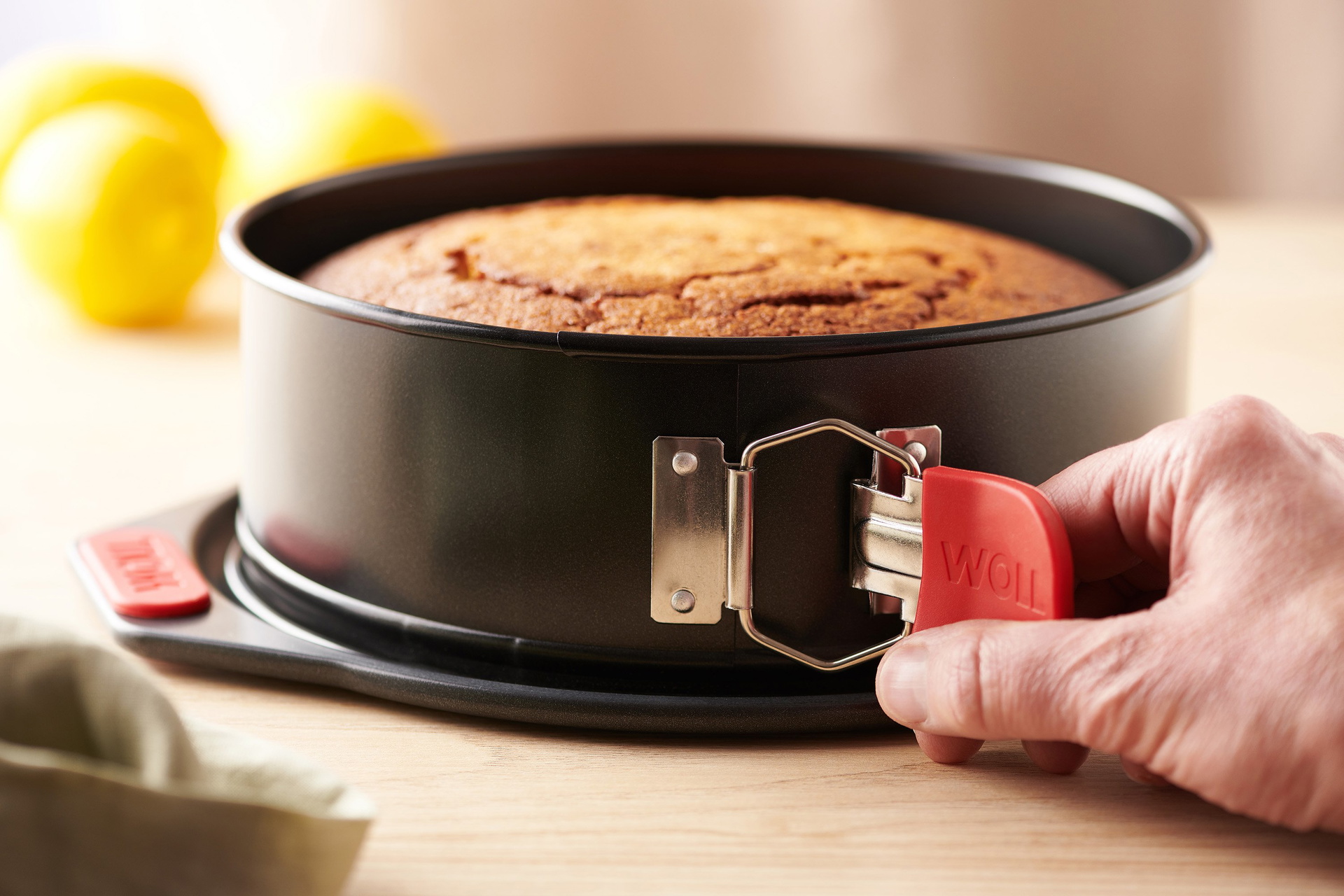 WB15_SpongeCake_Mood In einer runden Let's bake! Springform befindet sich frisch gebackener Kuchen.