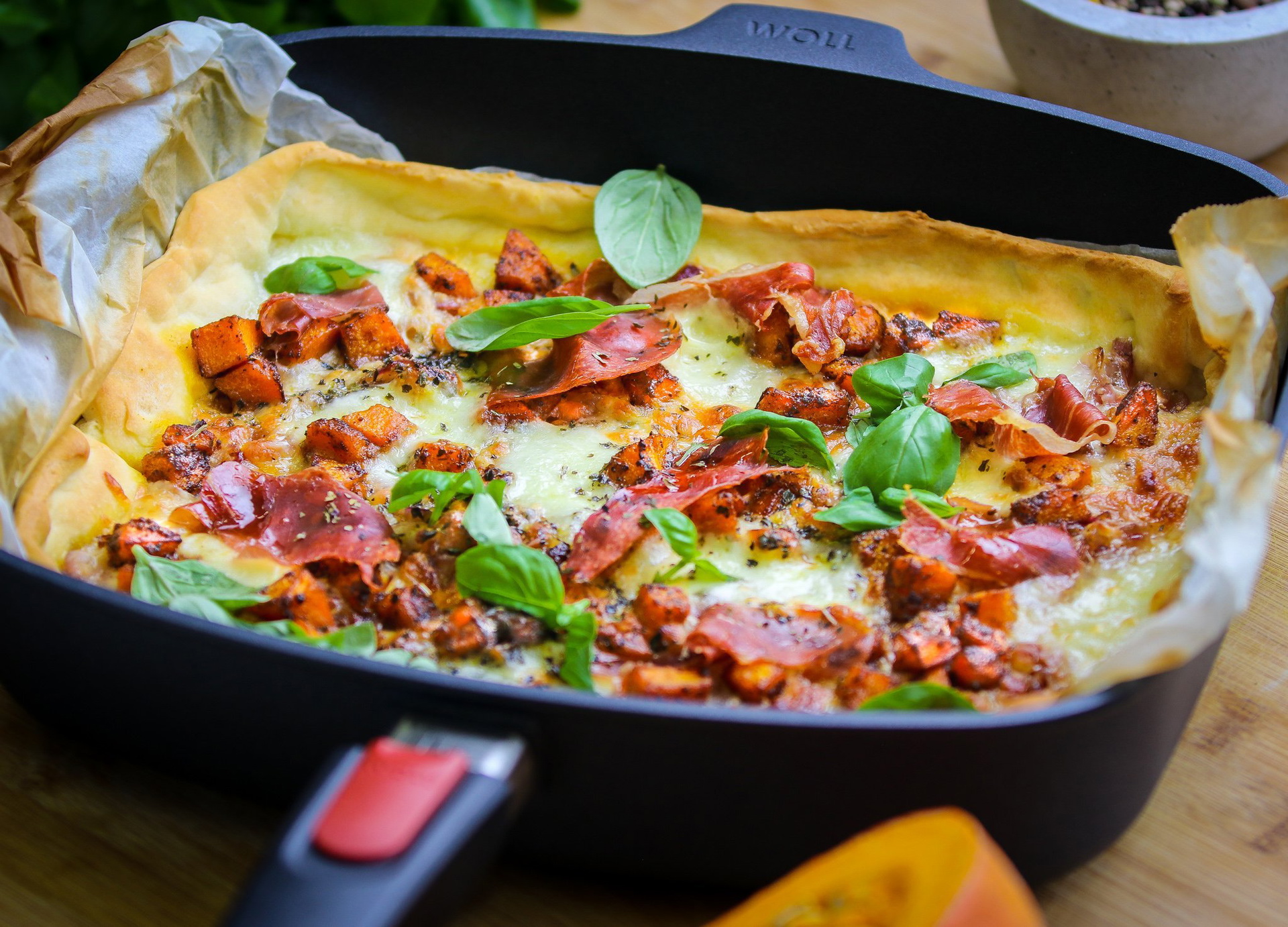 In einer viereckige, heiße Diamond-Lite-Pfanne mit abnehmbarem Stiel, befindet sich frisch gebackene Kürbis-Pizza.