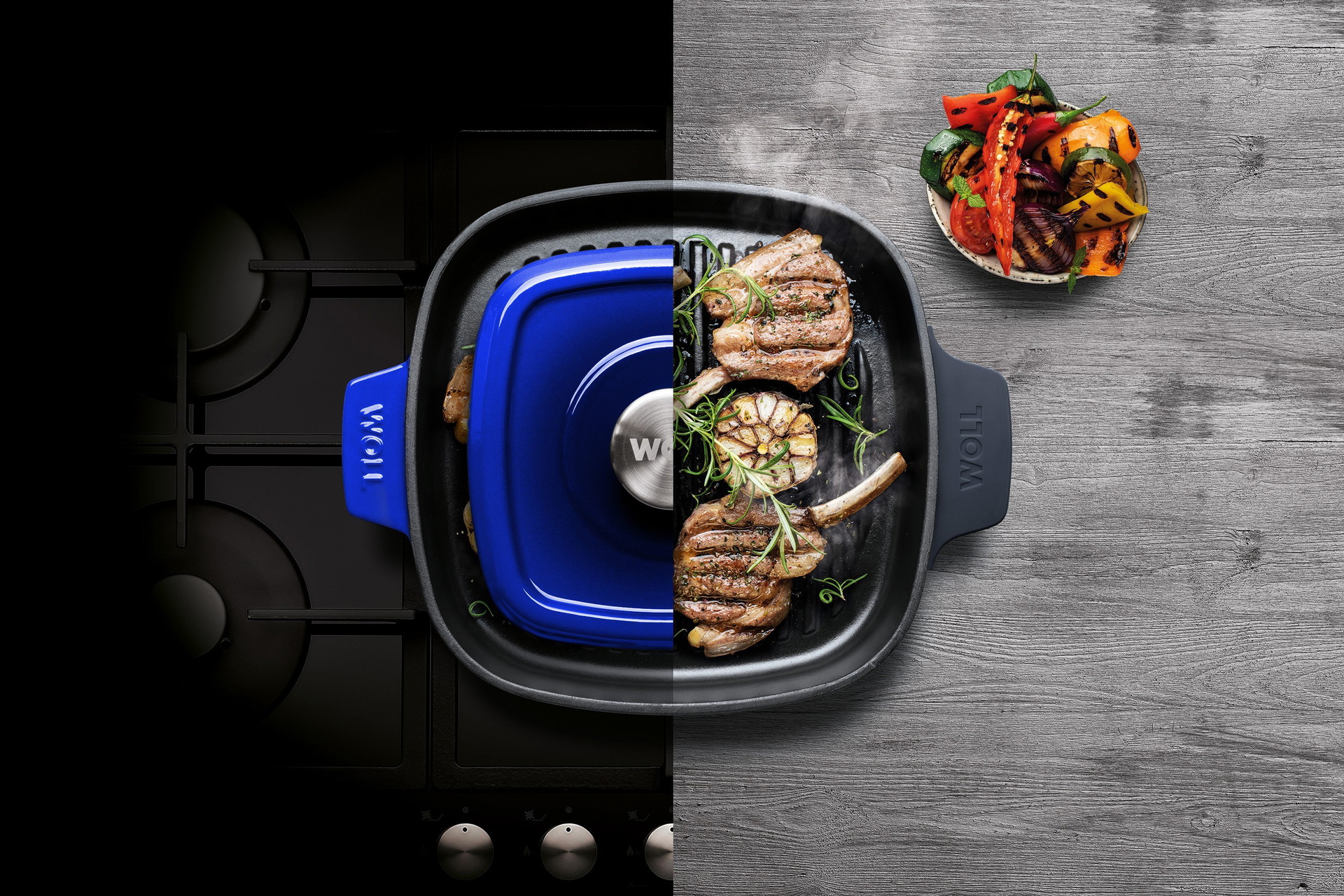 Die viereckige, blaue Iron Grillpfanne mit Rillen und Steakpresse steht auf dem Herd und kann direkt mit dem angebratenen Fleisch auf den Tisch gestellt werden.