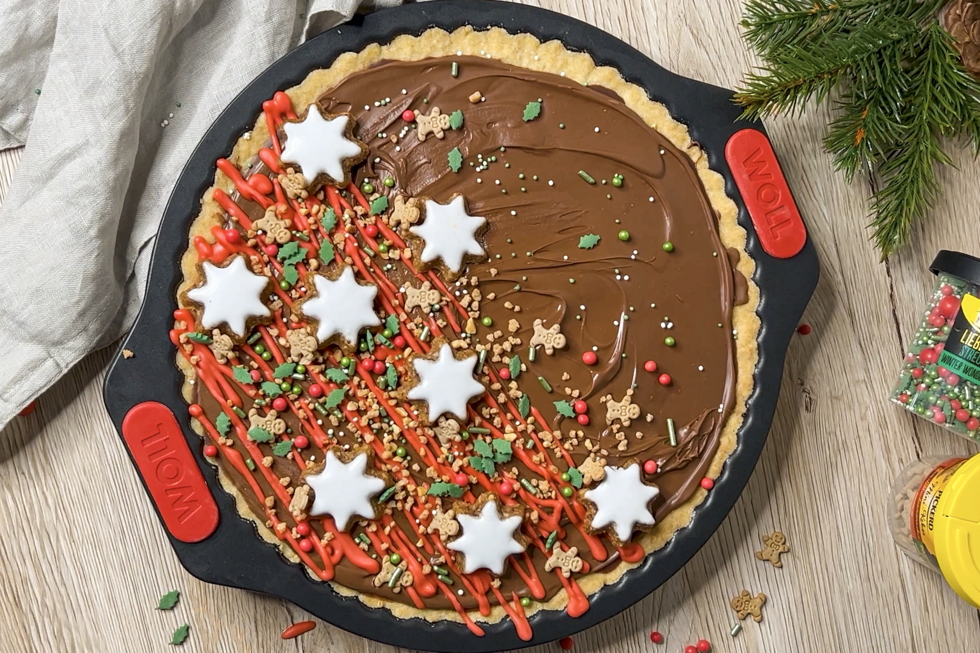 In einer Quiche- und Tarteform mit Hebeboden aus der Serie Let's Bake! befindet sich ein frisch gebackener Weihnachtsschokoladen-Tarte.