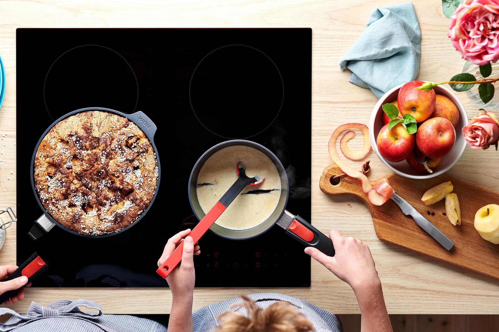 1918DPI_1724DPI_1918DPS_1724DPS_KU005_KE076SMP_MoodQGwAuz4h2M9jY Auf dem Herd steht eine Diamond Lite Pfanne, in der Kuchen gebacken wurde. In einem Diamond Lite Stieltopf wird Vanillesauce gekocht.