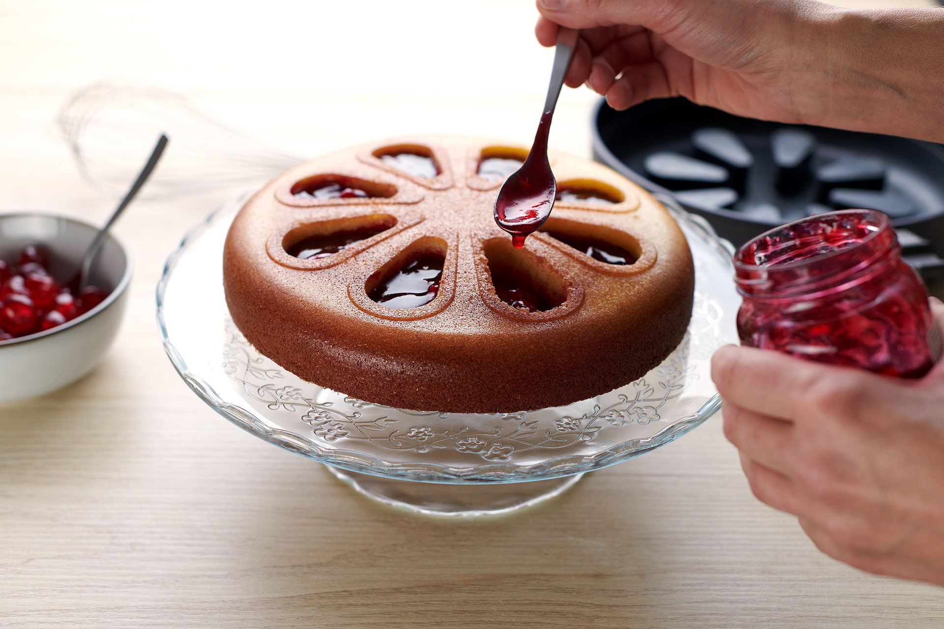 SC24_Filling_3000x2000_RGB In die Vertiefungen des Kuchens wird Marmelade gegeben. Im Hintergrund ist eine runde Diamond-Lite-Pfanne mit Silikon-Backeinsatz zu sehen.