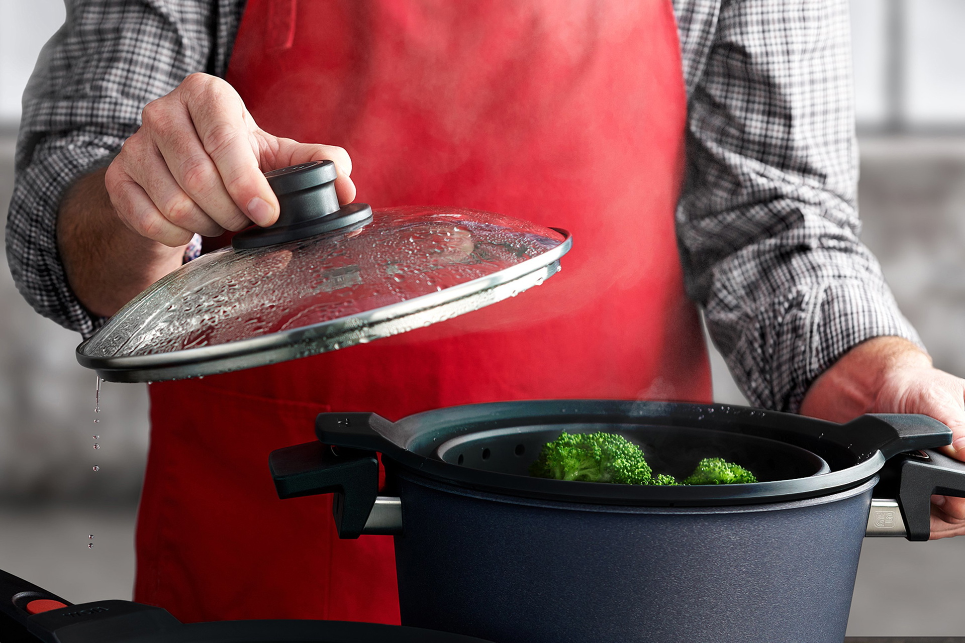 In einem Diamond Lite Topf mit eingesetztem multifunktionalem Silikoneinsatz der Serie Steam it wird Brokkoli schonend gedämpft. 