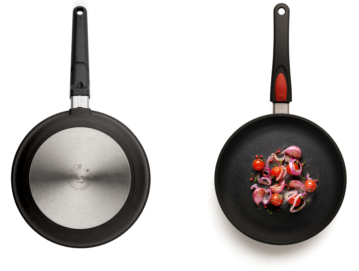 In der linken Ansicht ist der Pfannenboden der runden Titan Best zu sehen, in der rechten Ansicht die runde, gefüllte Titan Best Pfanne.
