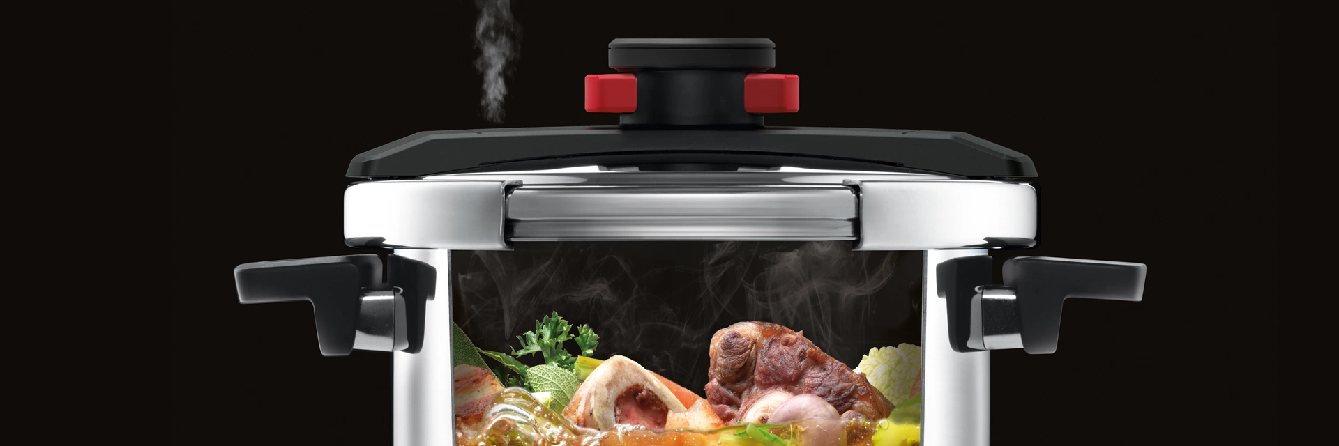 In der Nahaufnahme ist ein Schnellkochtopf der Serie Pressure Pro zu sehen. Zur Veranschaulichung wurde ein Teil der äußeren Blechverkleidung entfernt. So ist gut zu erkennen, wie der Dampf aus dem Sicherheitsventil im Deckel austritt.