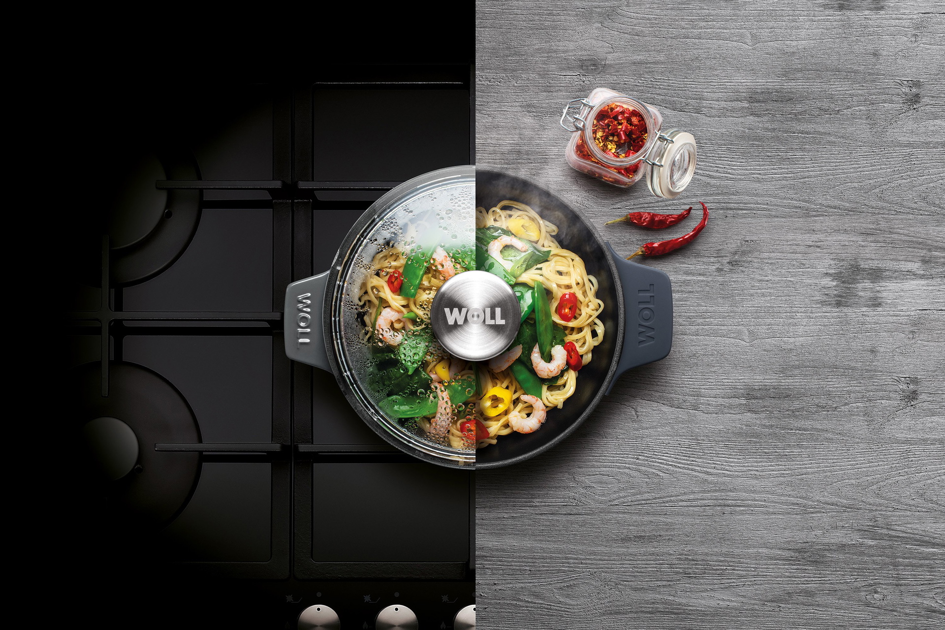 Die runde, graue Iron Servierpfanne mit Deckel steht auf dem Herd und kann anschließend mit dem fertigen Nudelgericht auf den Tisch gestellt werden.