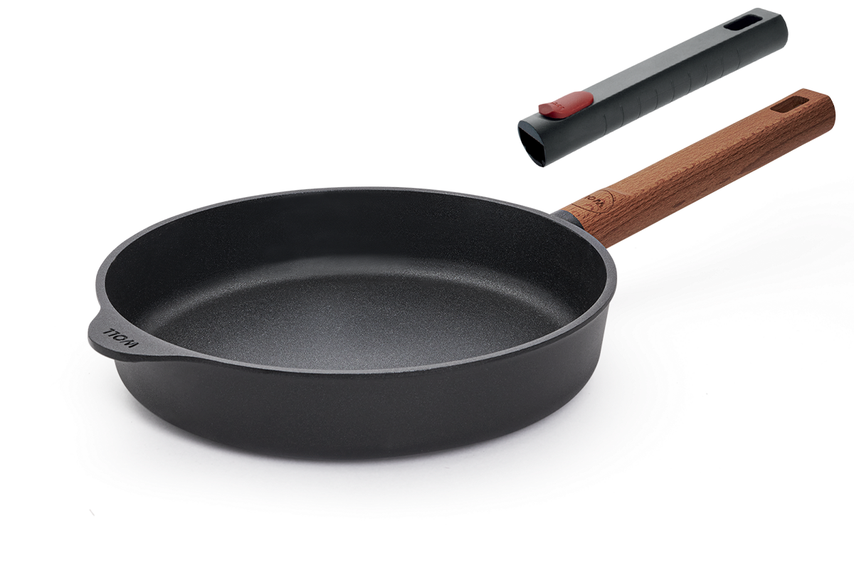 Runde Eco Logic QXR Pfanne mit festem Holzstiel in der drei Seitenansicht. Zur Auswahl gibt es unter anderem auch einen abnehmbaren Stiel. Zur besseren Verdeutlichung schwebt dieser über dem anderen.