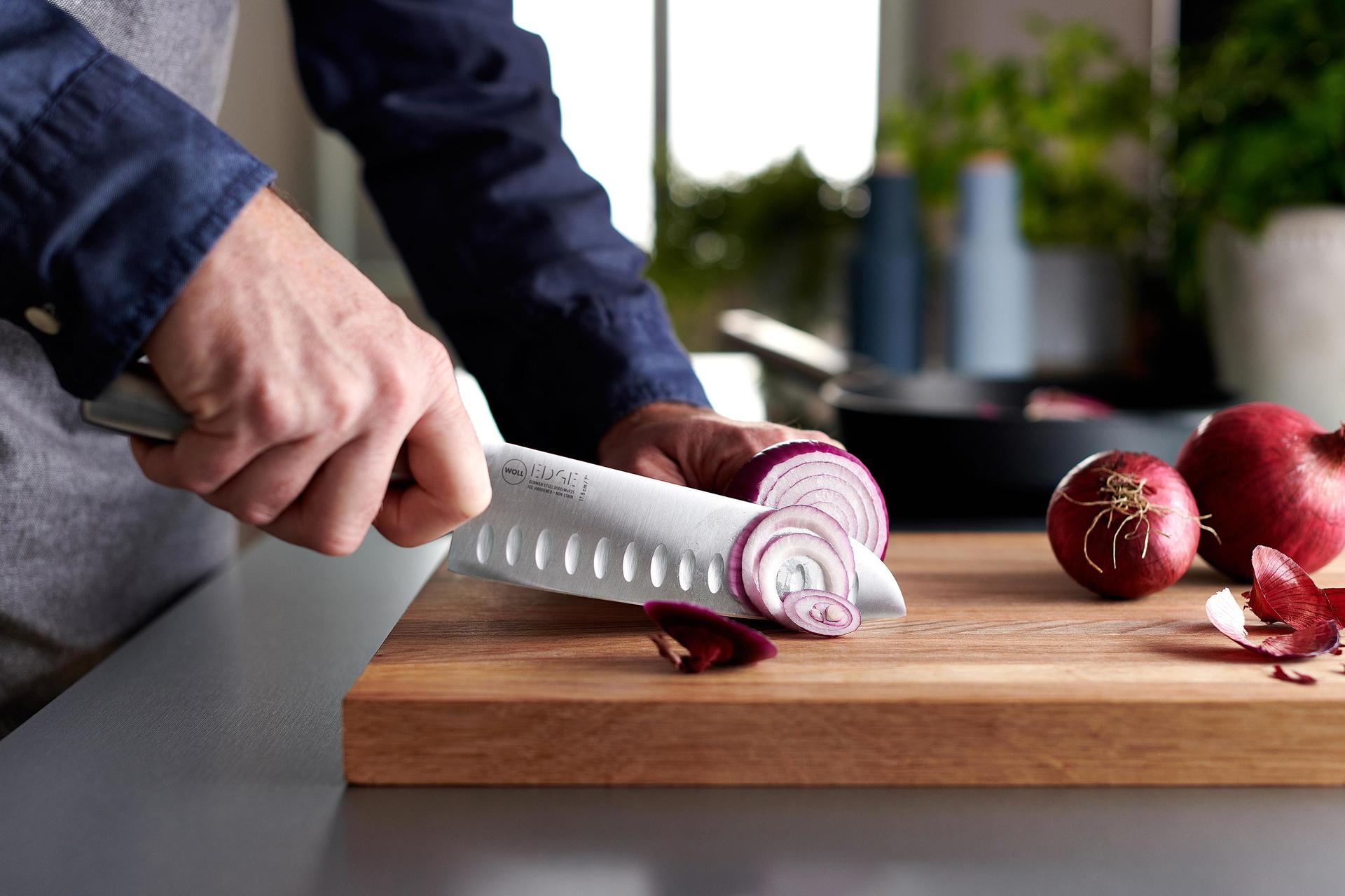 Edge Santokumesser Mit dem Edge Santokumesser werden Zwiebeln in dünne Scheiben geschnitten.