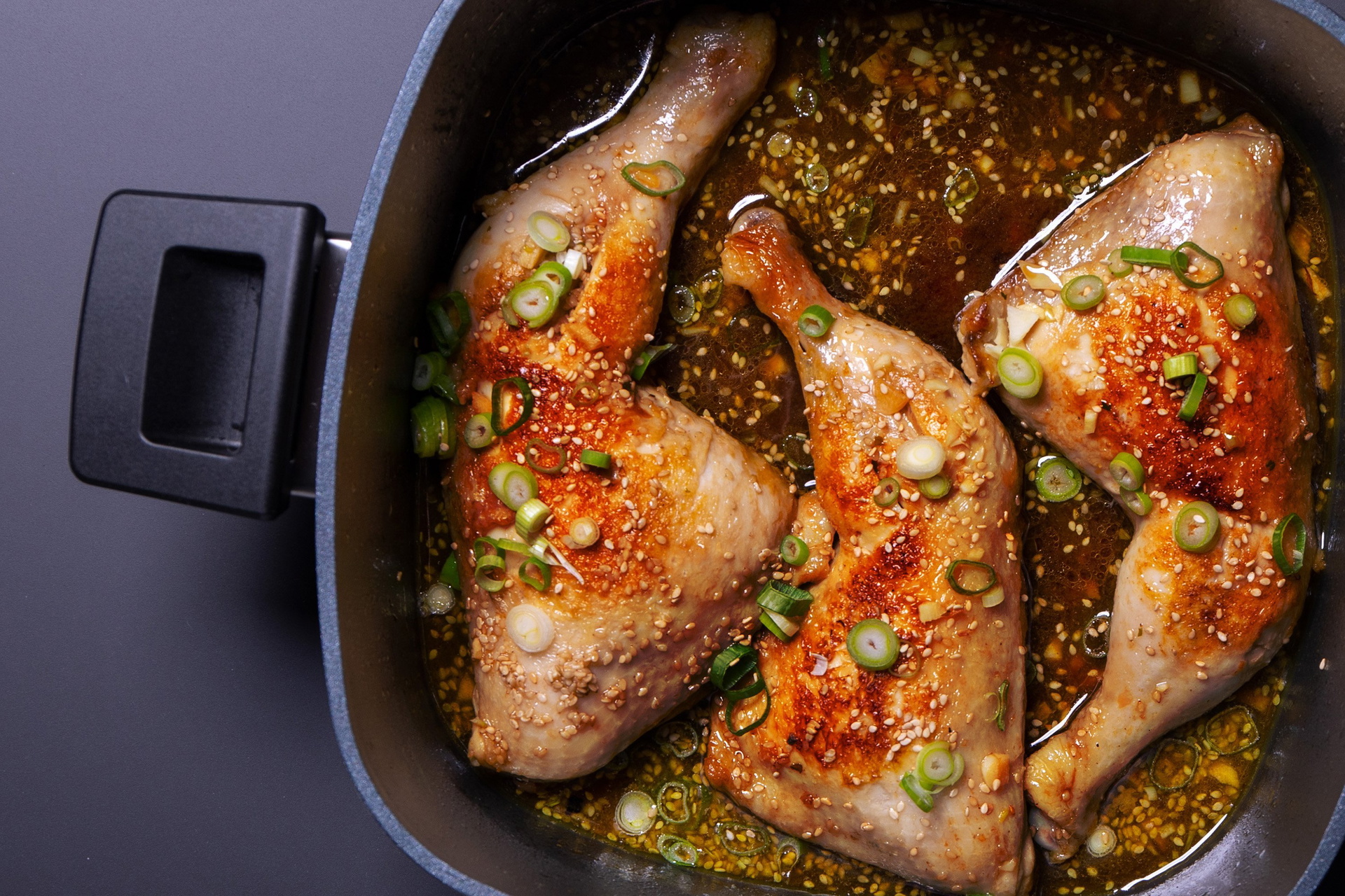 In einem viereckigen Niederdrucktopf der Serie Diamond Active Lite befindet sich frisch zubereitetes Sesam-Knoblauch-Hähnchen.