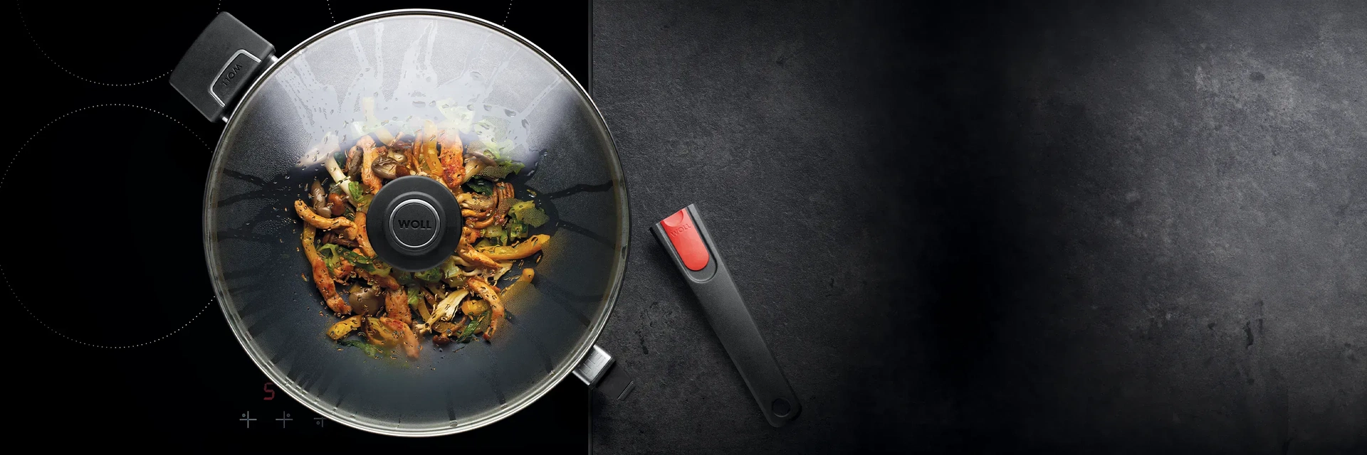 In einer heißen Diamond-Lite-Viereckpfanne mit abnehmbarem Stiel, befindet sich ein überbackenes, dampfendes Gericht, frisch aus dem Backofen. Die Pfanne wird mit beiden Händen gehalten. Ein aufgesetzter Silikongriff an der Pfanne schützt vor der Hitze.